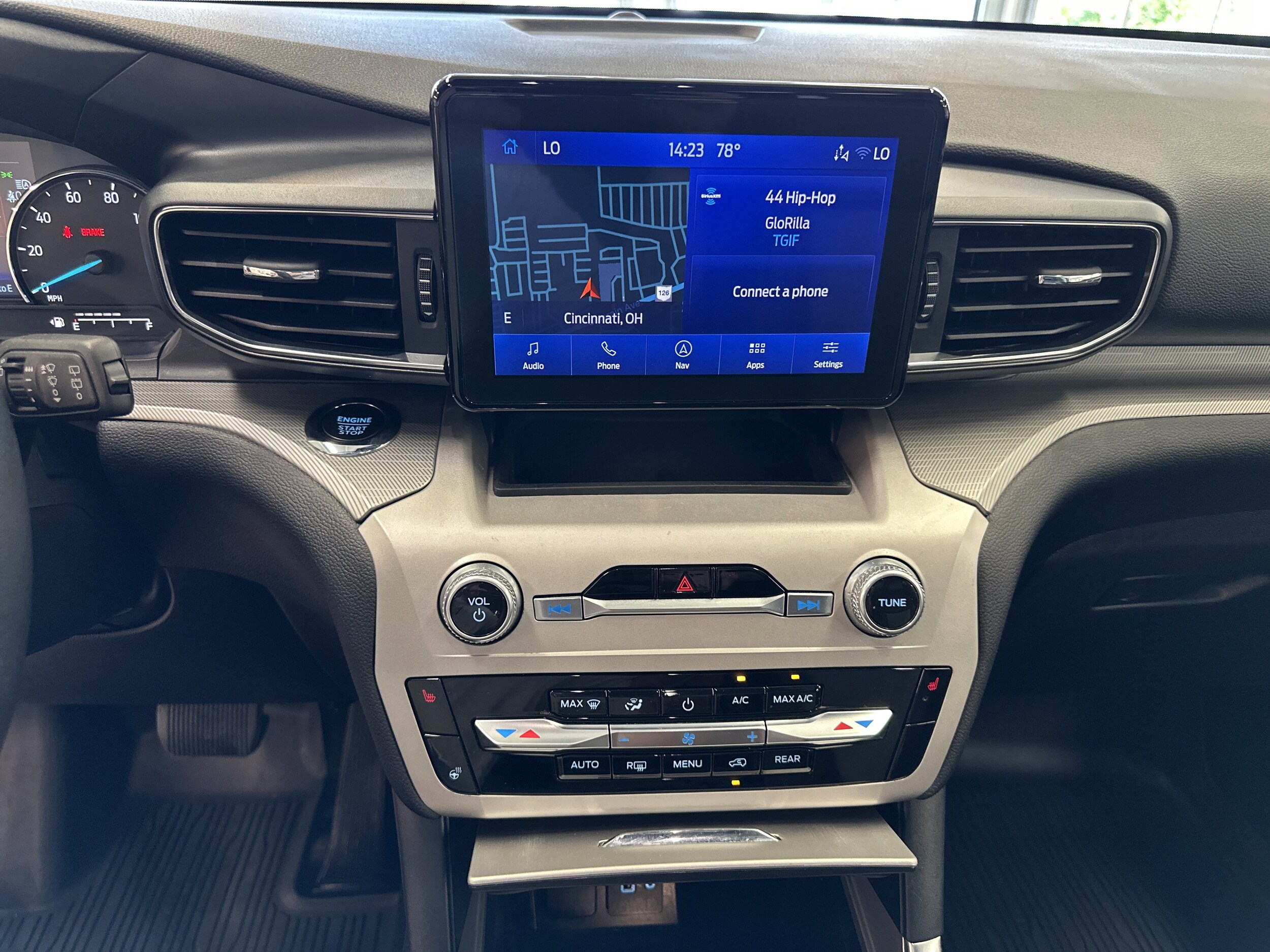 2023 Ford Explorer XLT photo 3