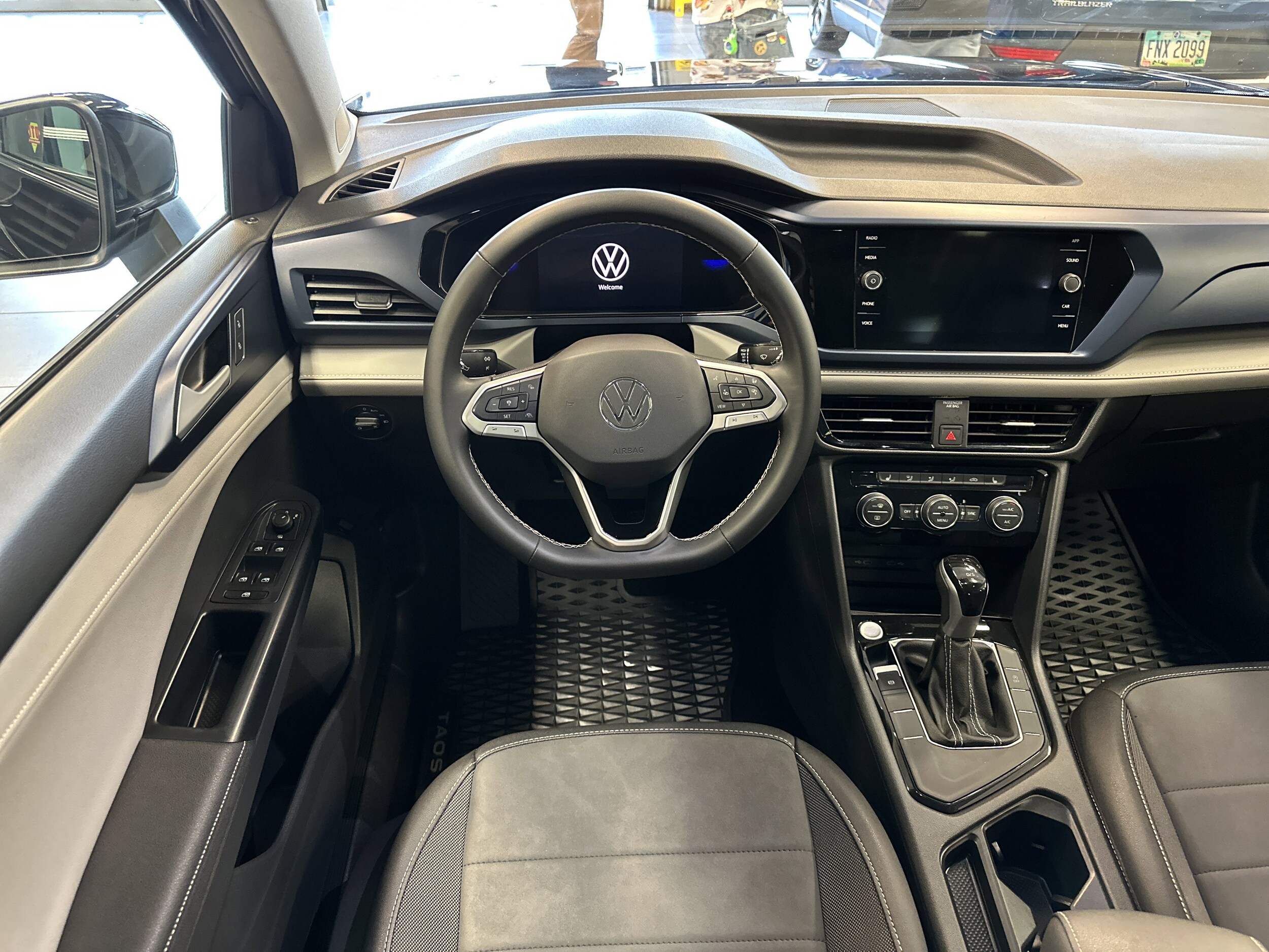 2024 Volkswagen Taos SE photo 2