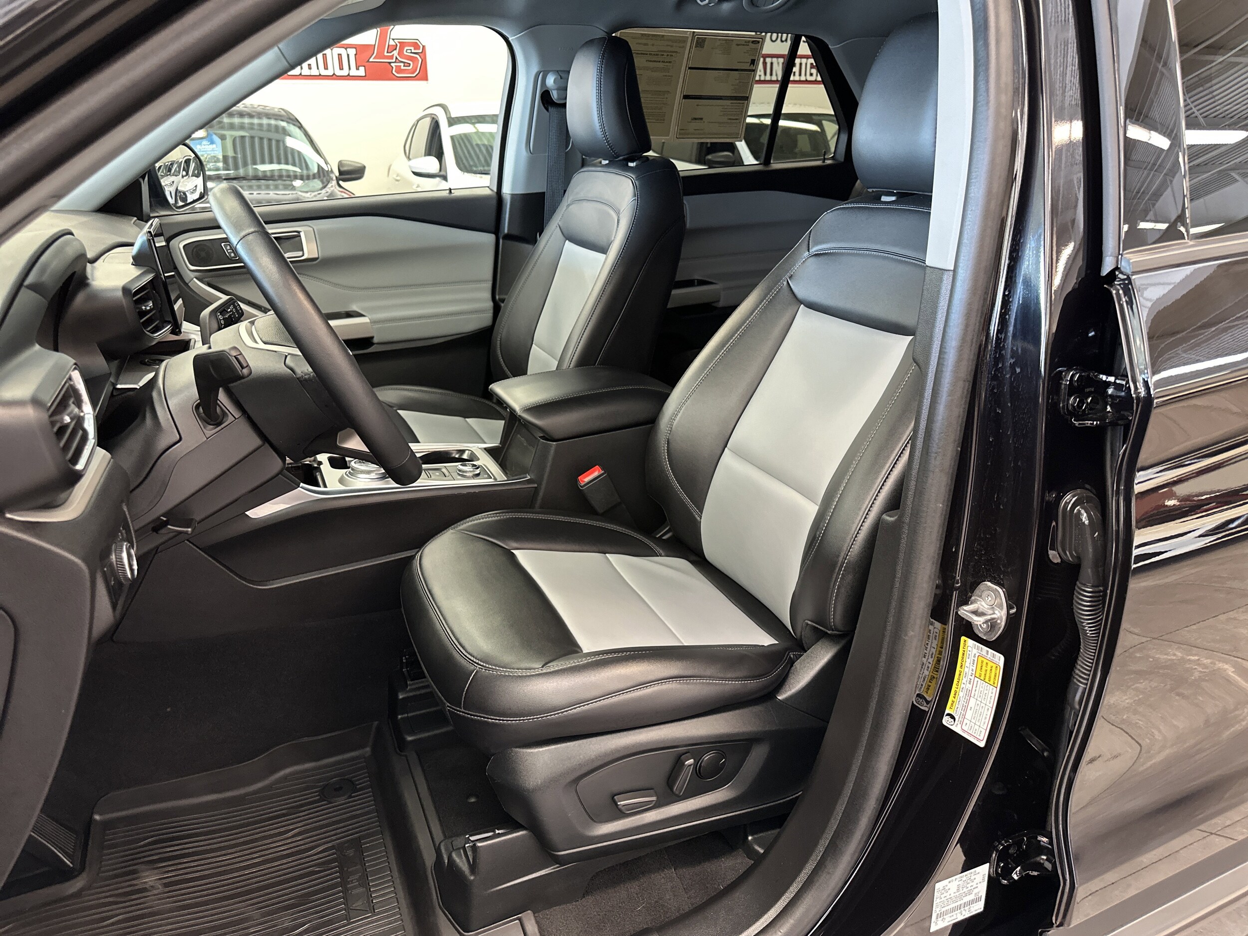 2023 Ford Explorer XLT photo 3