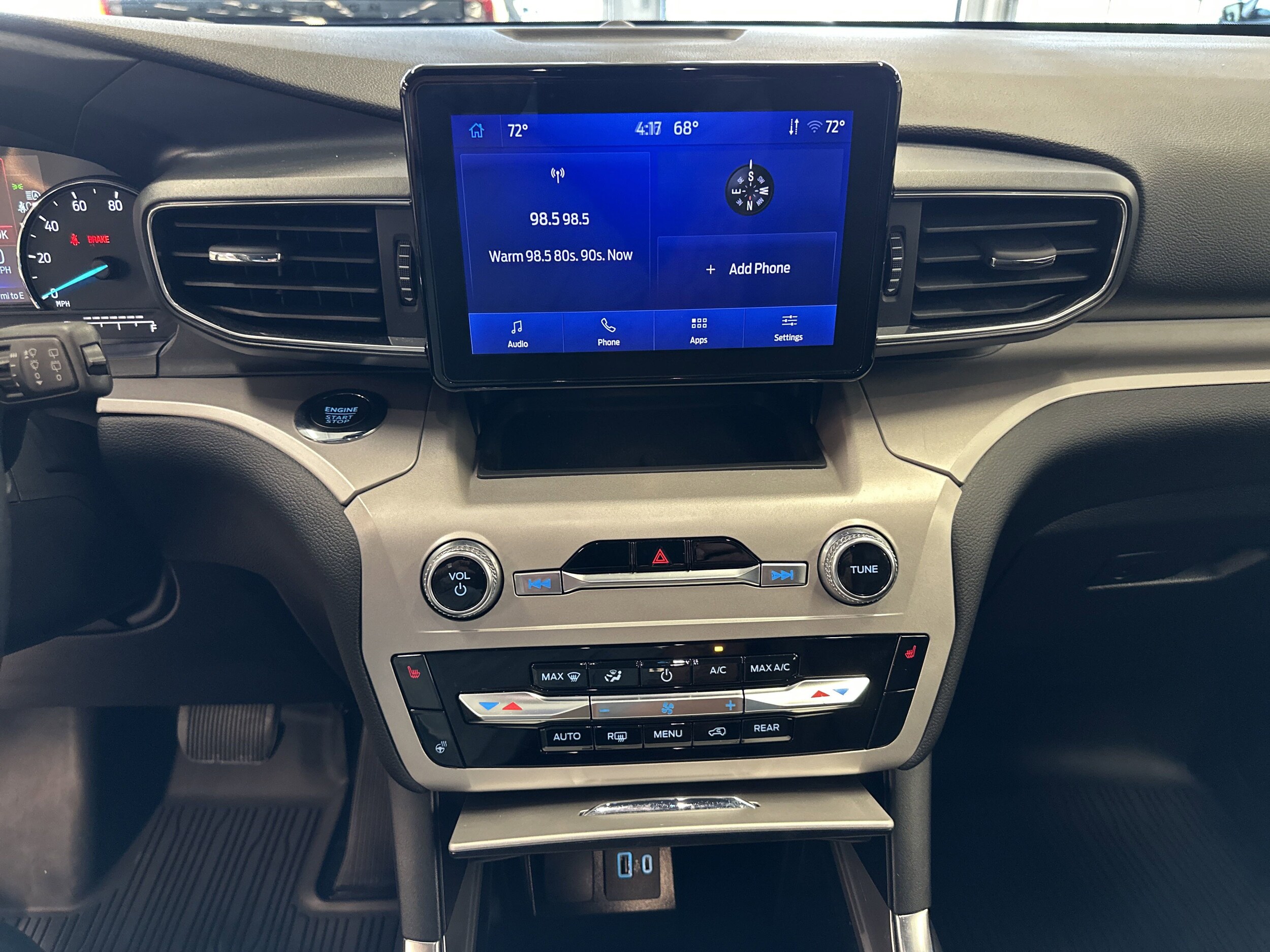 2023 Ford Explorer XLT photo 3