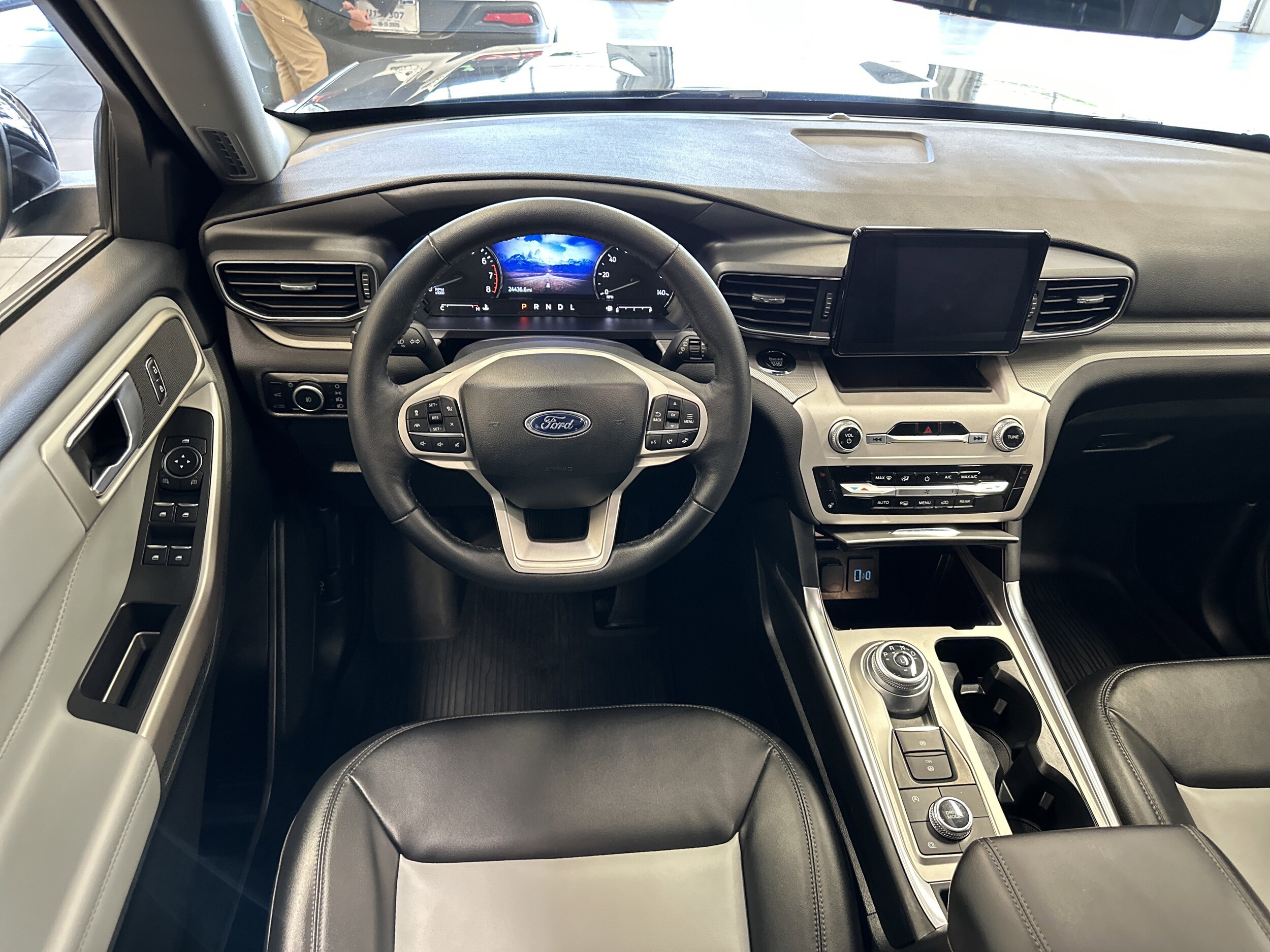 2023 Ford Explorer XLT photo 2
