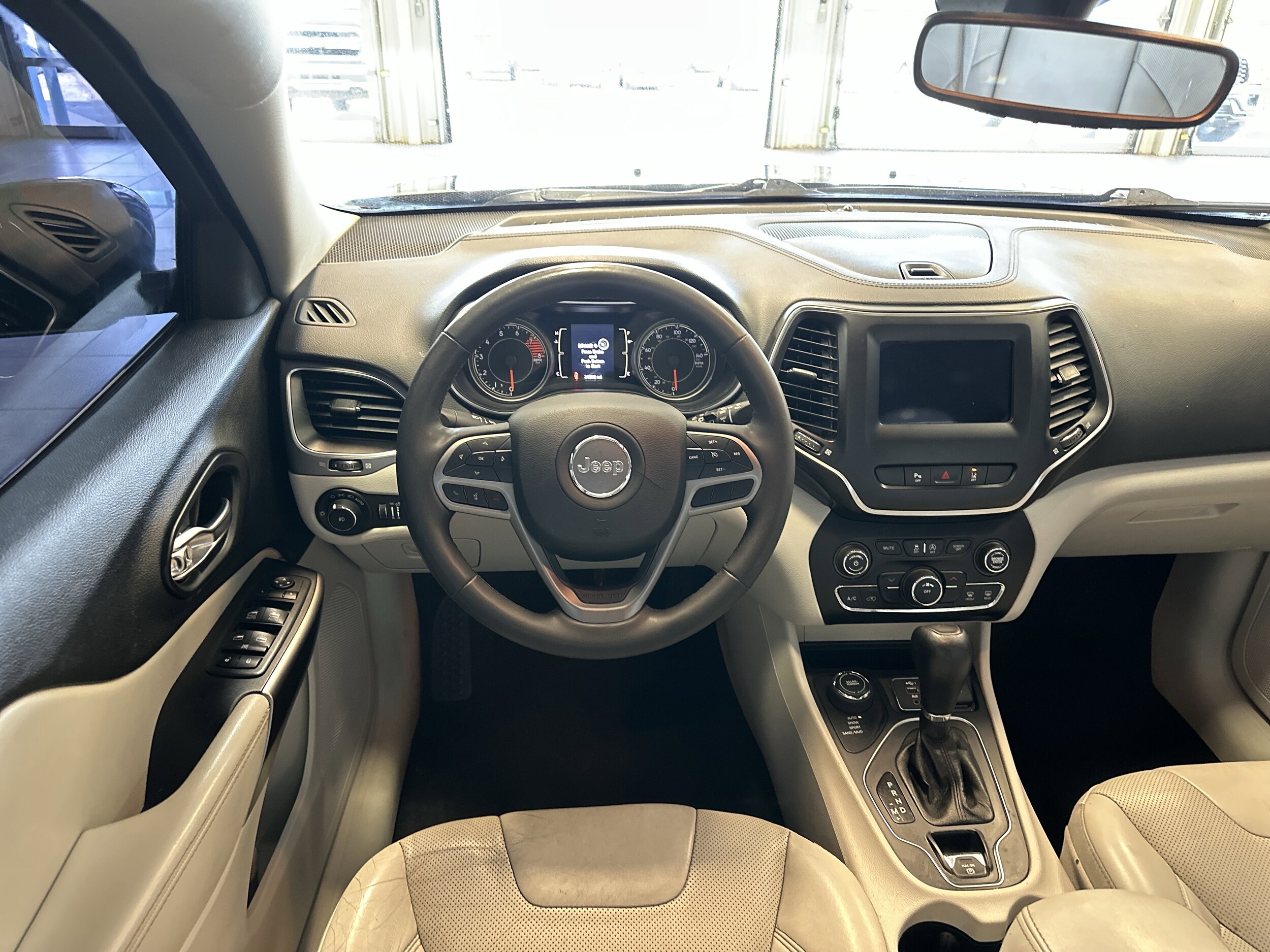 2021 Jeep Cherokee Latitude Lux photo 2