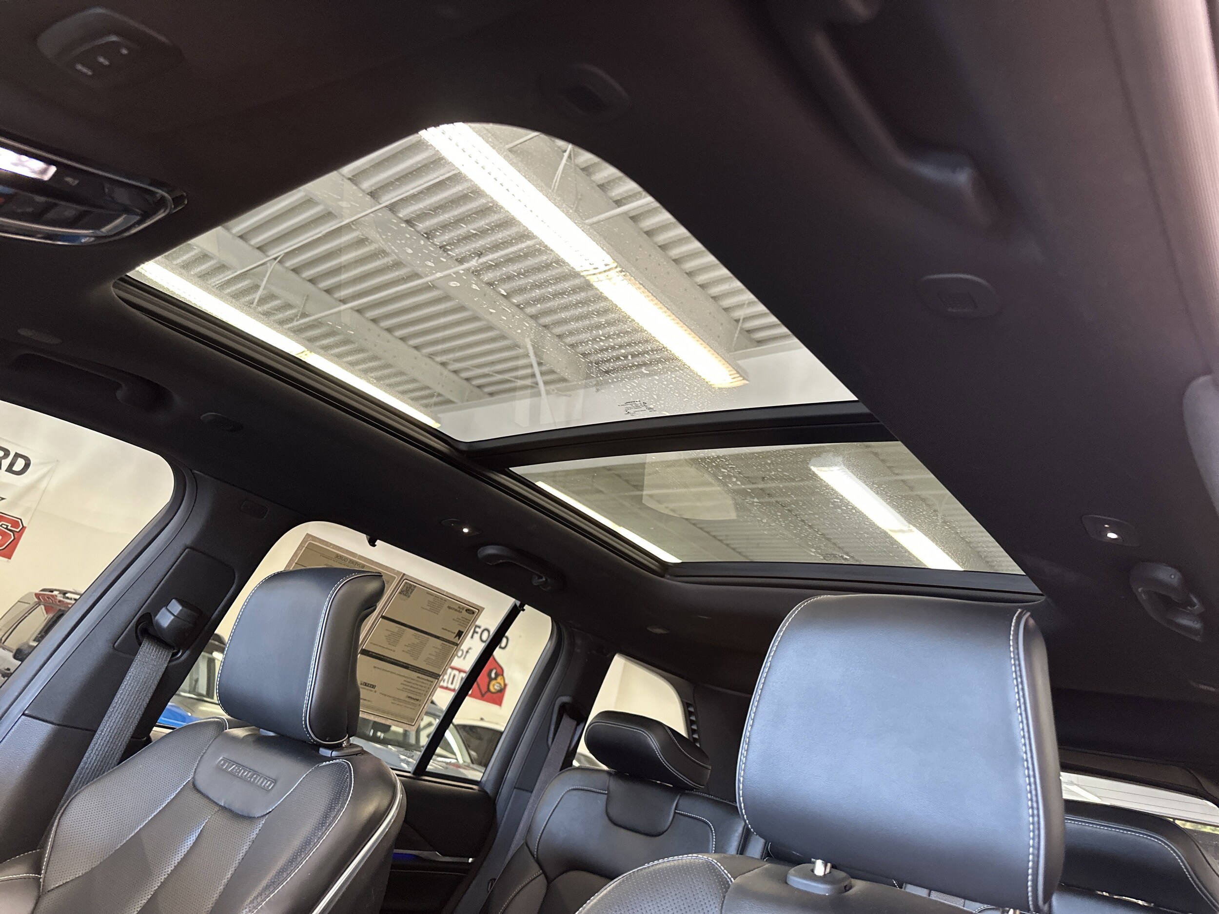 2022 Jeep Grand Cherokee Overland photo 4