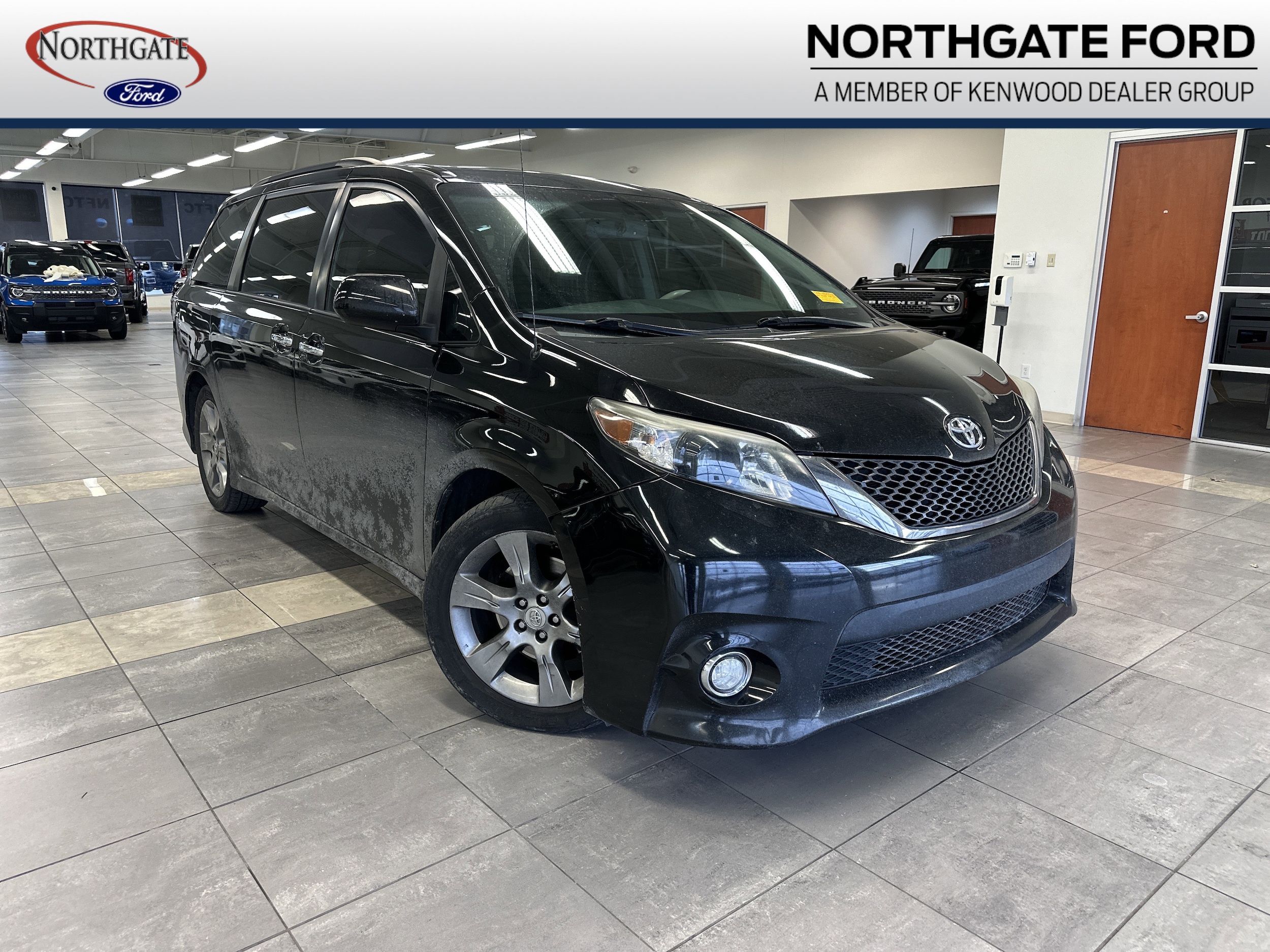 2014 Toyota Sienna SE's photo