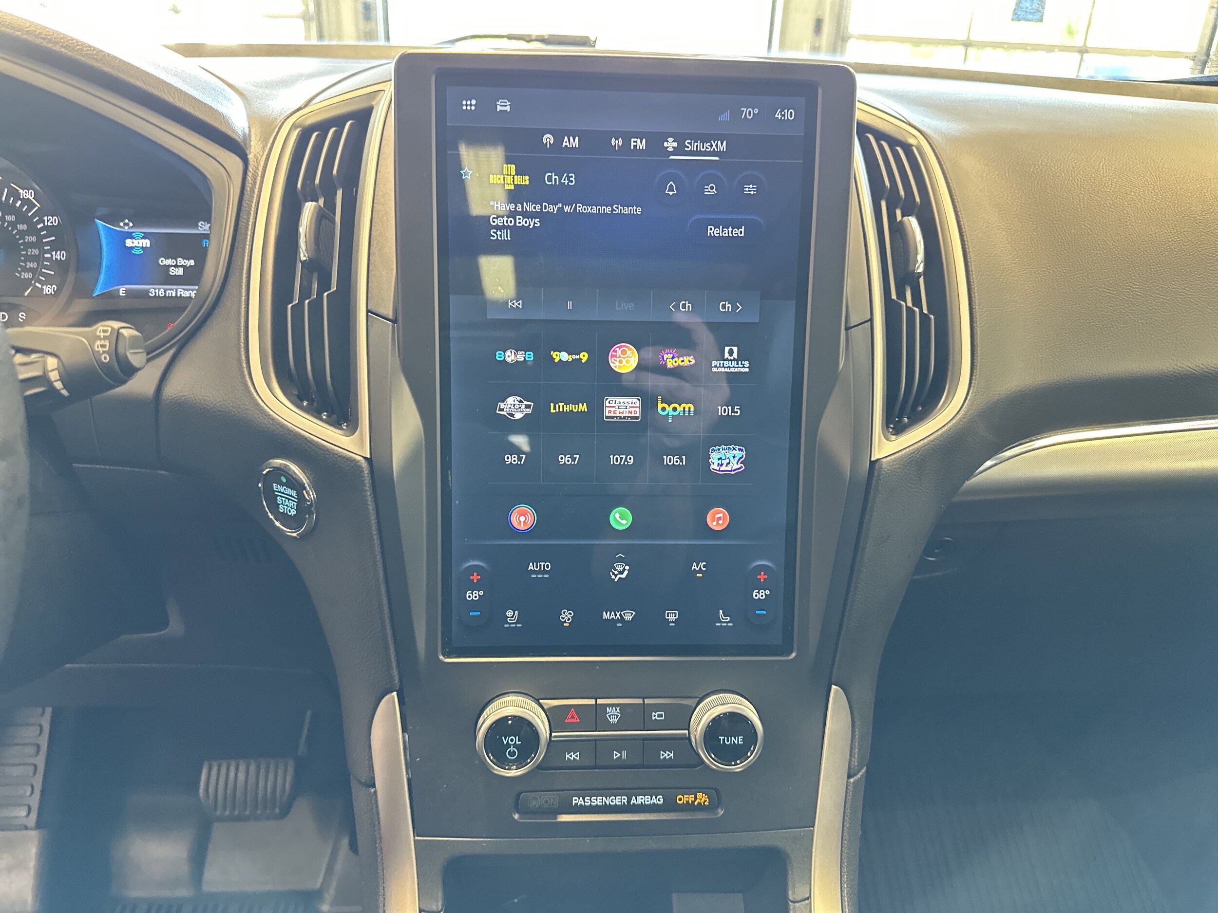 2022 Ford Edge SEL photo 3