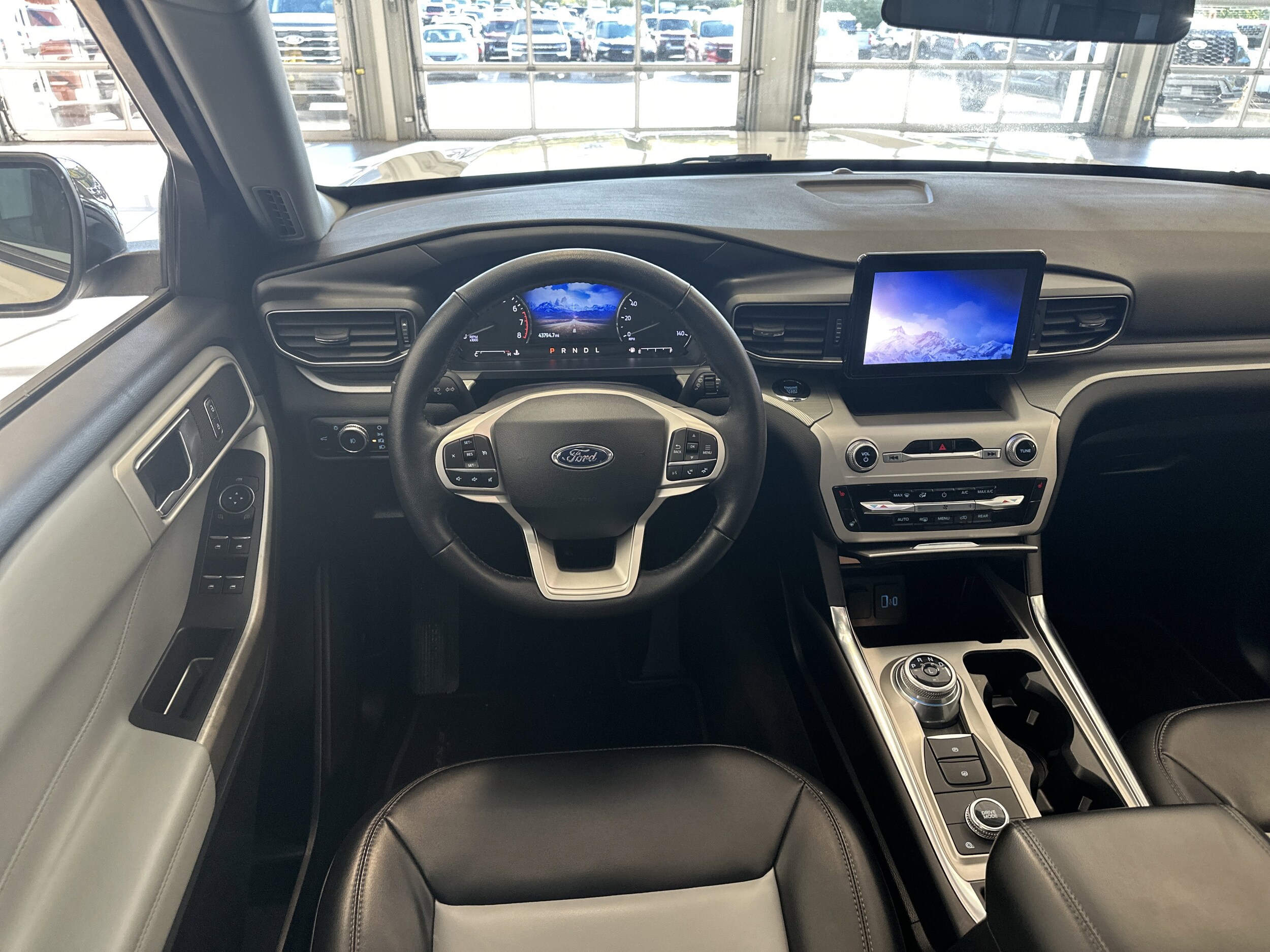 2022 Ford Explorer XLT photo 2