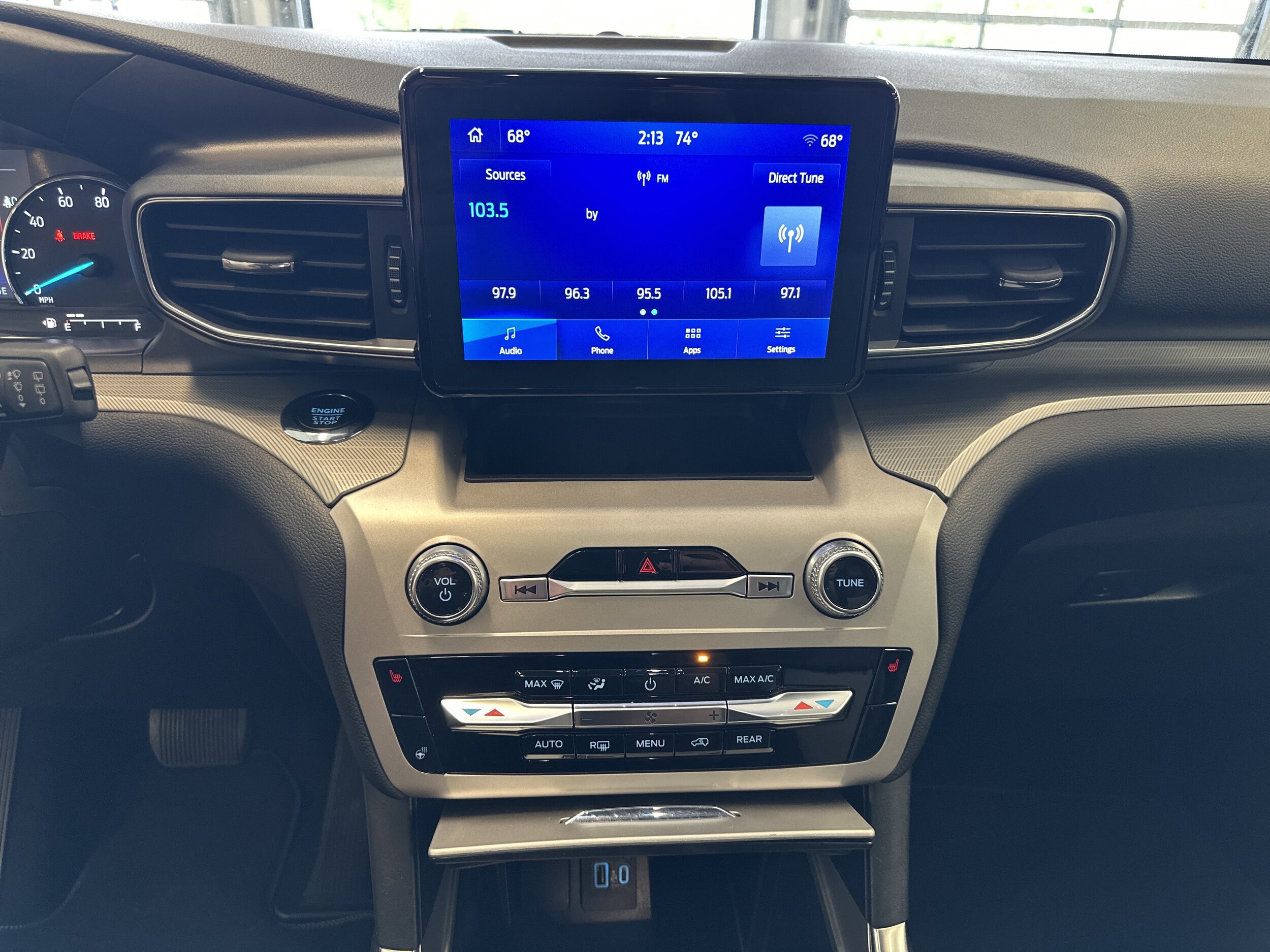 2023 Ford Explorer XLT photo 3