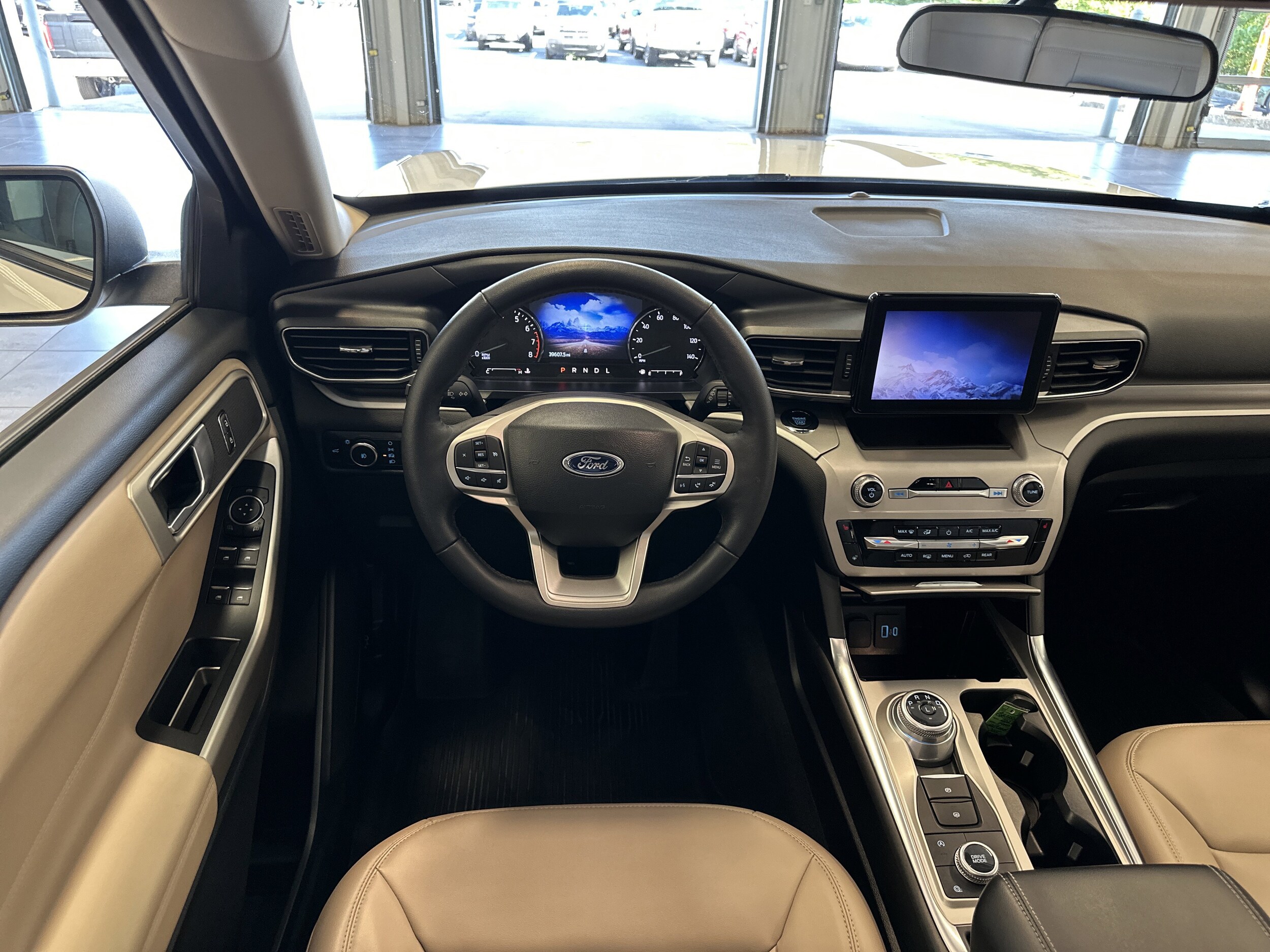 2023 Ford Explorer XLT photo 2