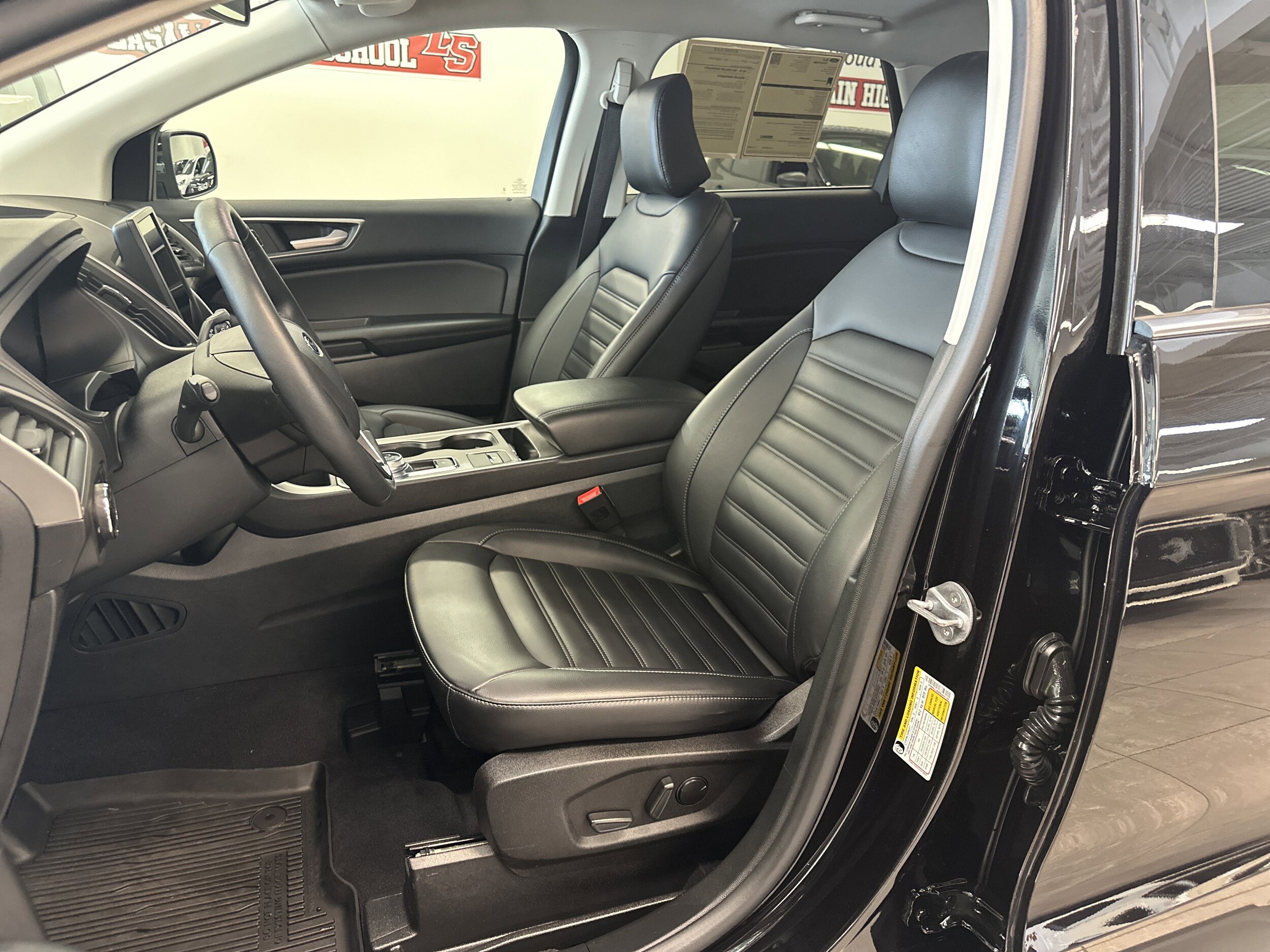 2024 Ford Edge SEL photo 4