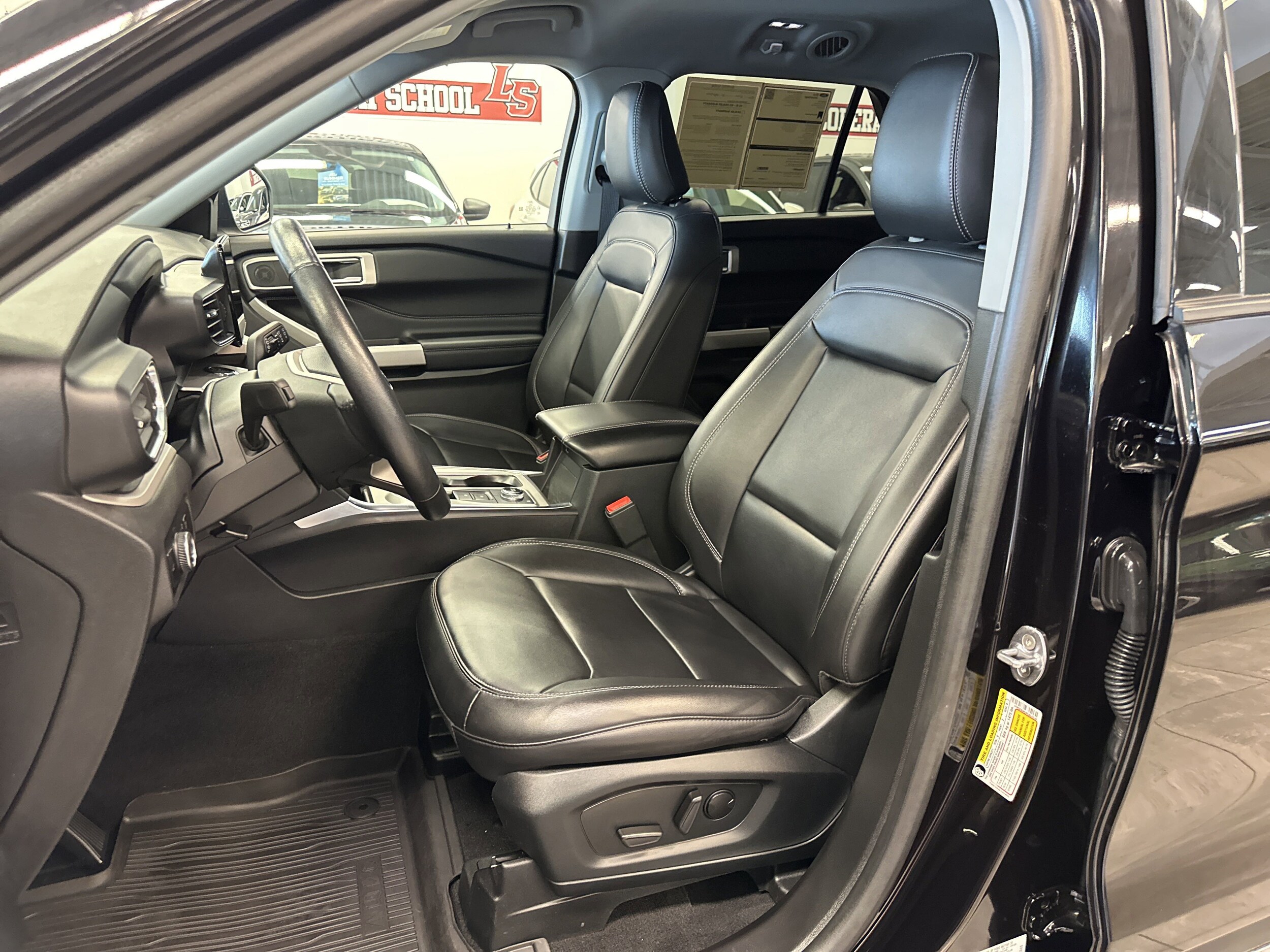 2023 Ford Explorer XLT photo 4