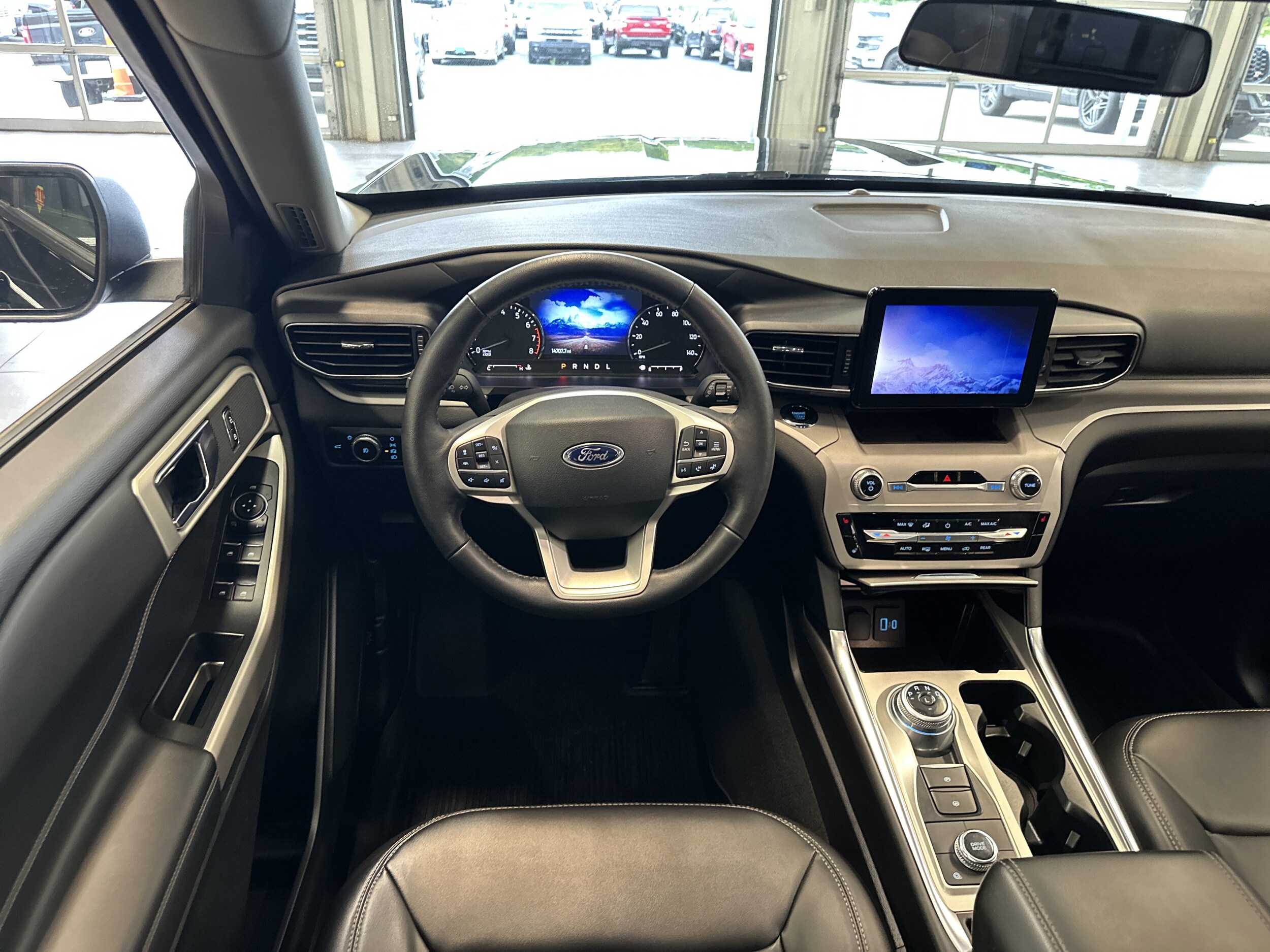 2023 Ford Explorer XLT photo 2