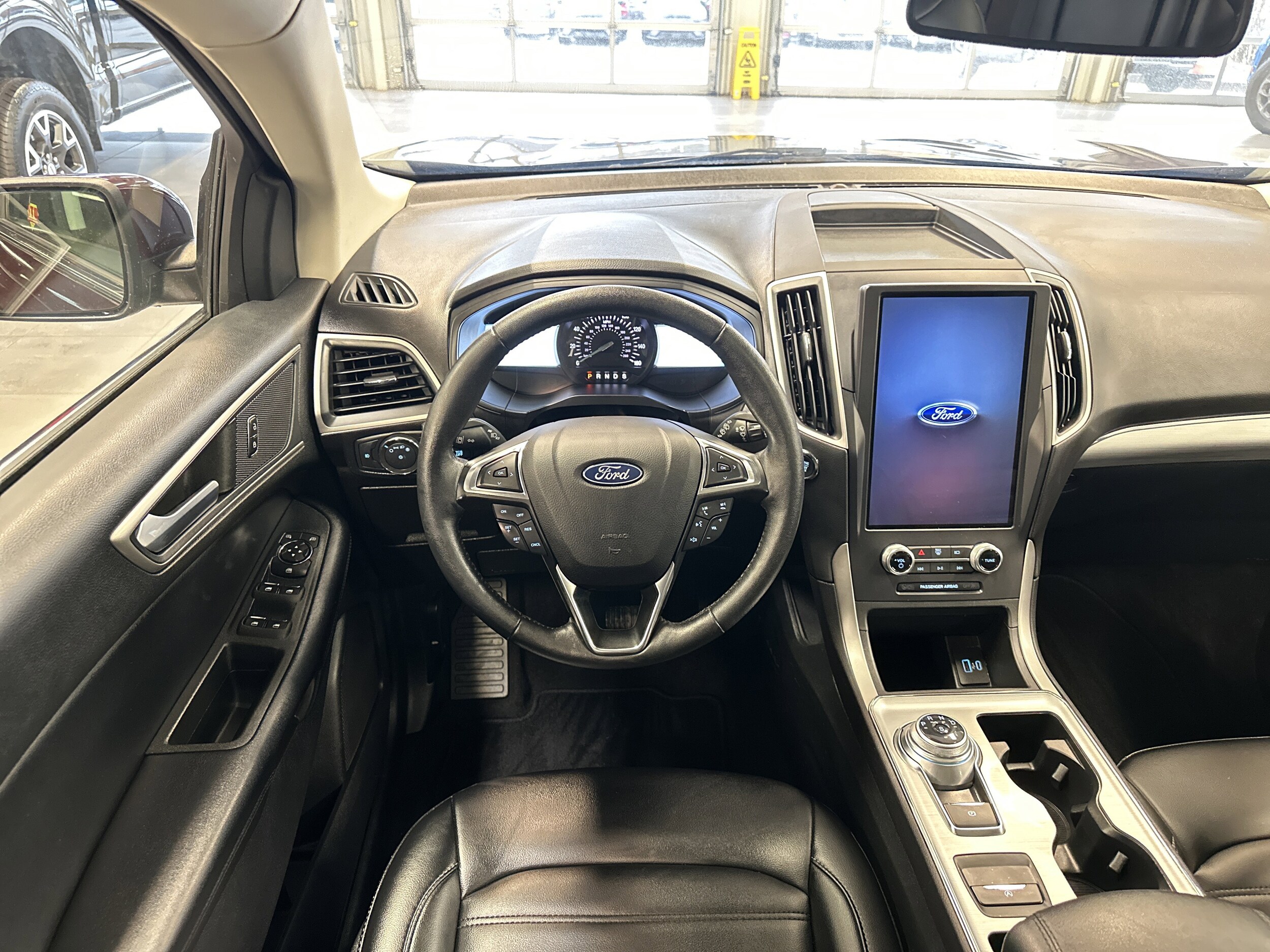 2022 Ford Edge SEL photo 2