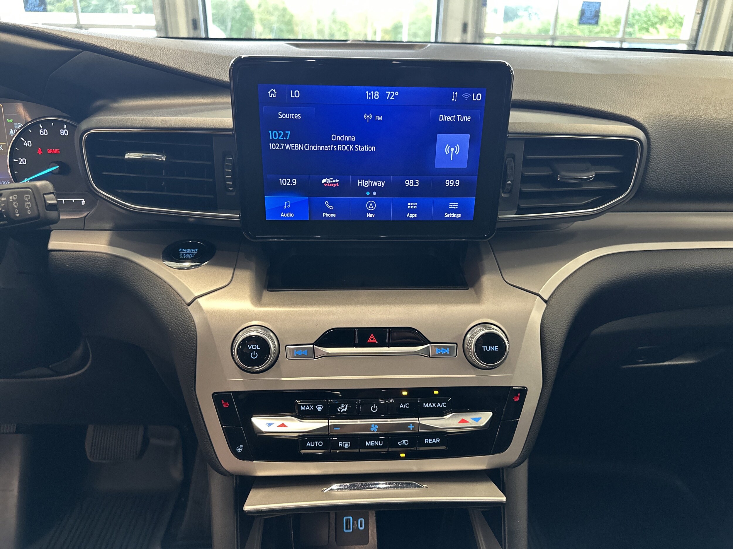2023 Ford Explorer XLT photo 3