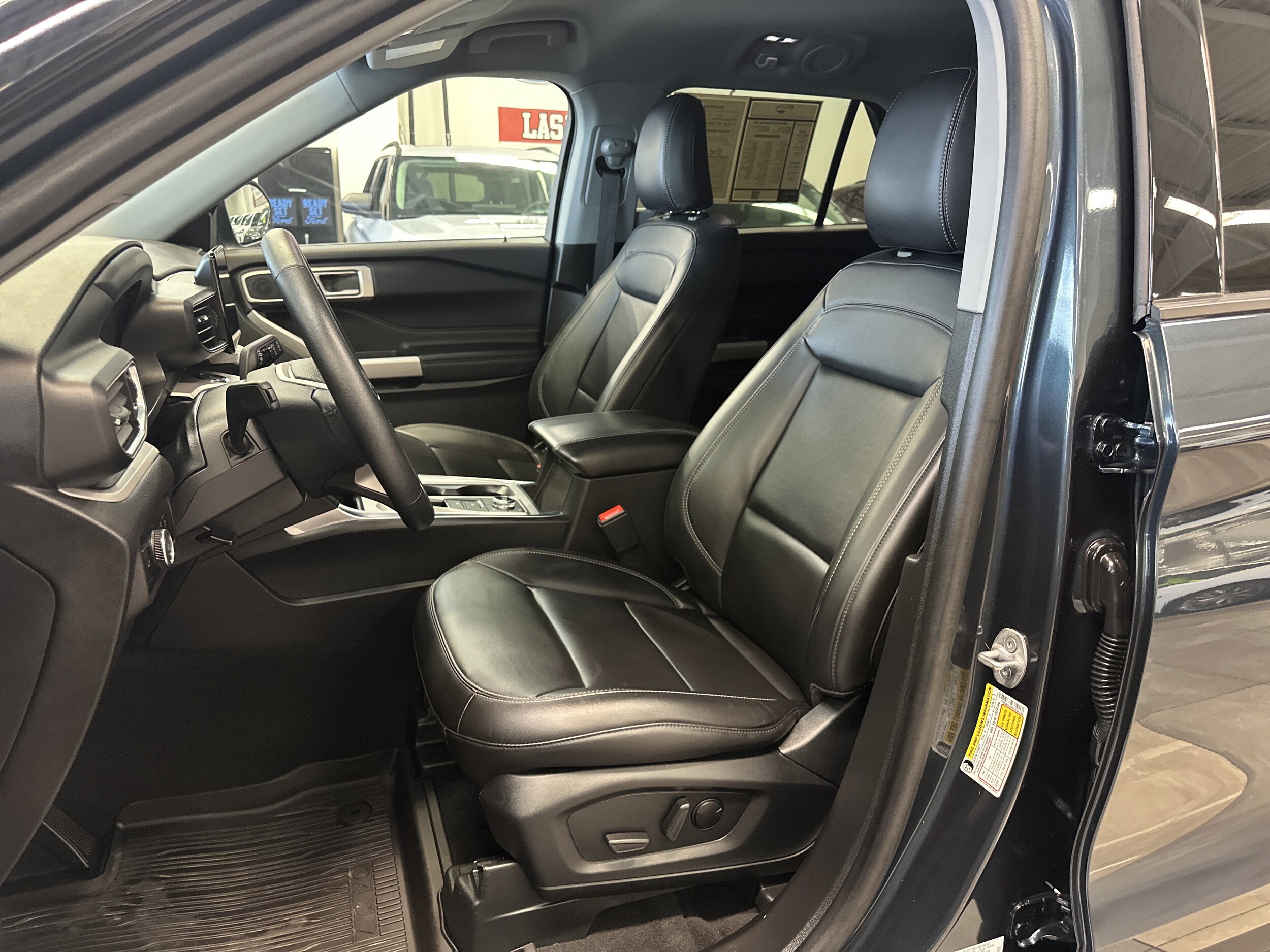 2023 Ford Explorer XLT photo 4