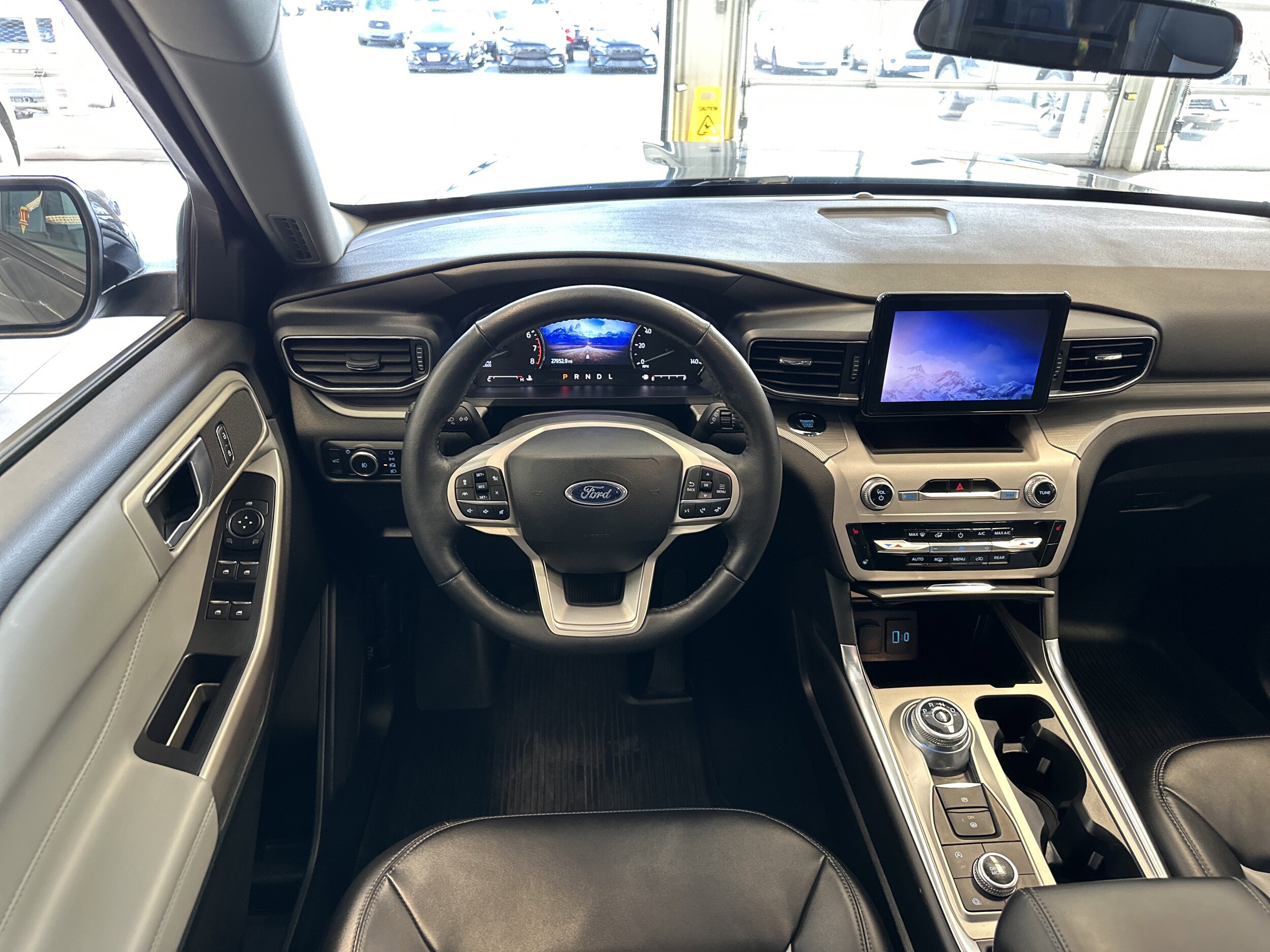 2023 Ford Explorer XLT photo 2