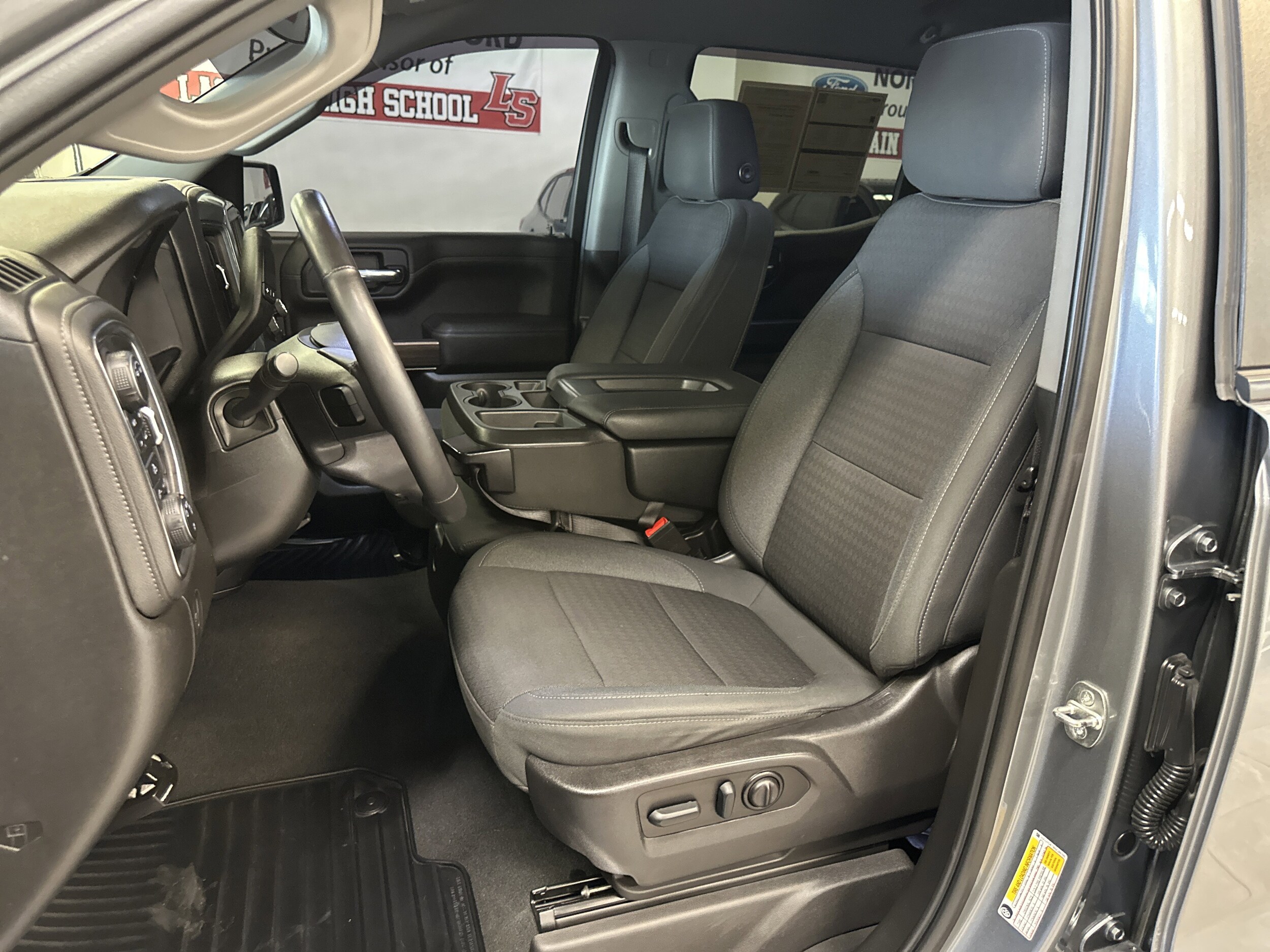 2022 Chevrolet Silverado 1500 LT photo 4