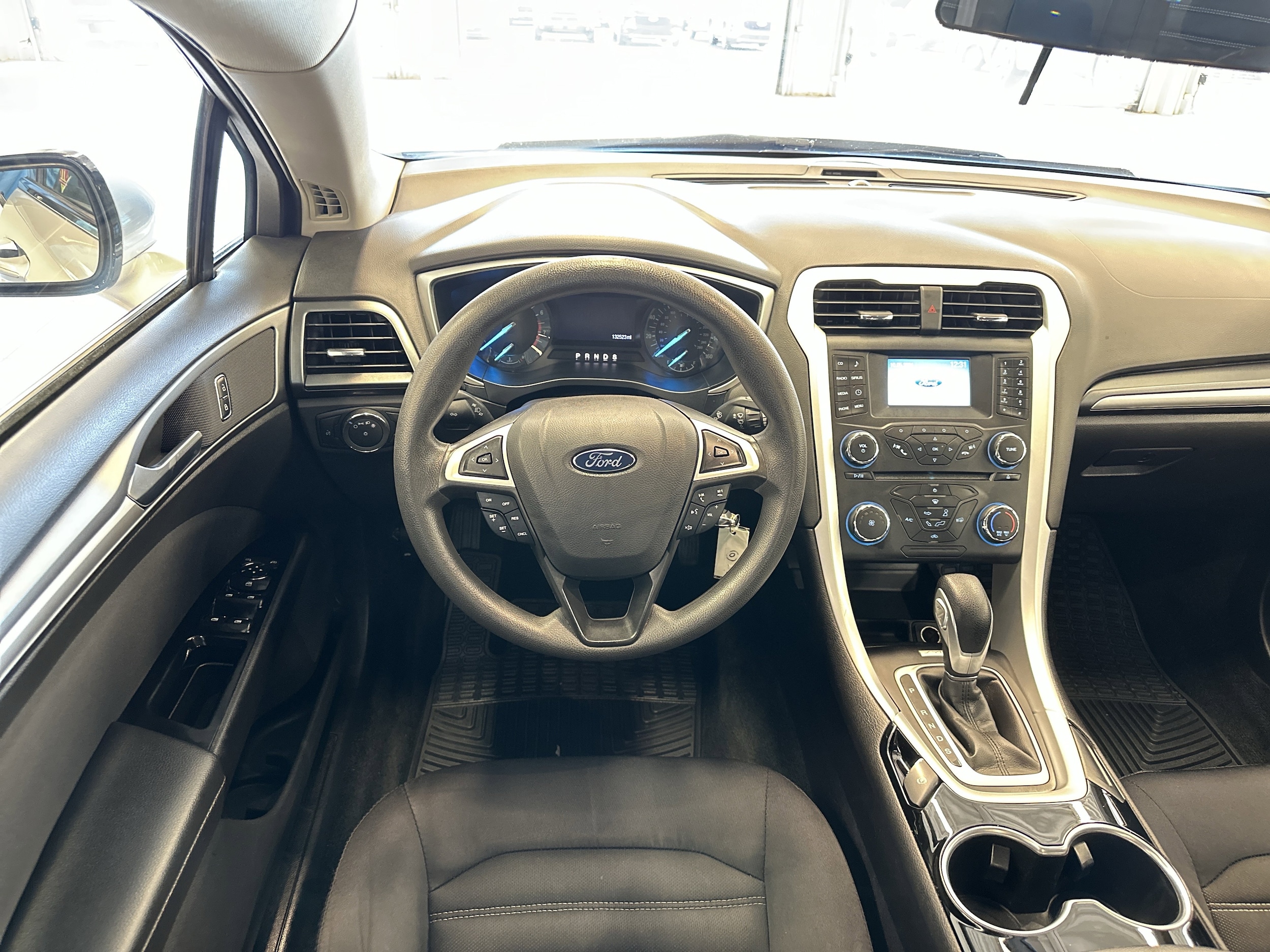 2015 Ford Fusion SE photo 2