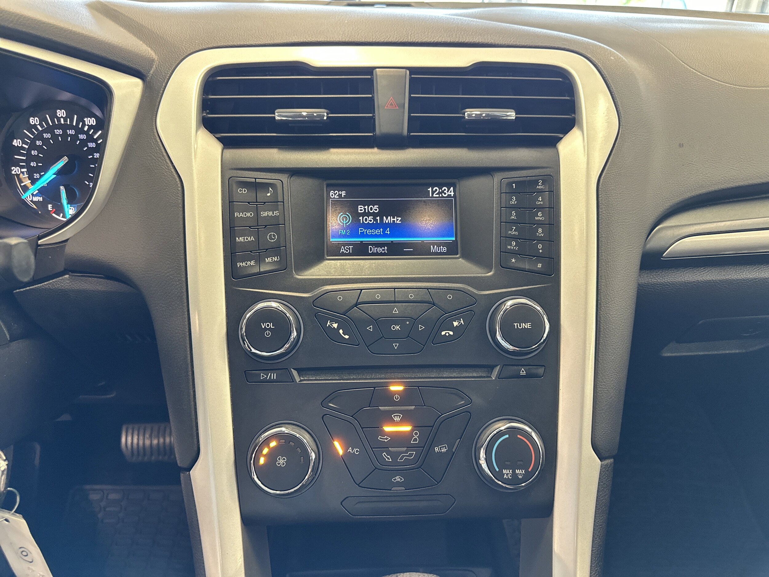 2015 Ford Fusion SE photo 3