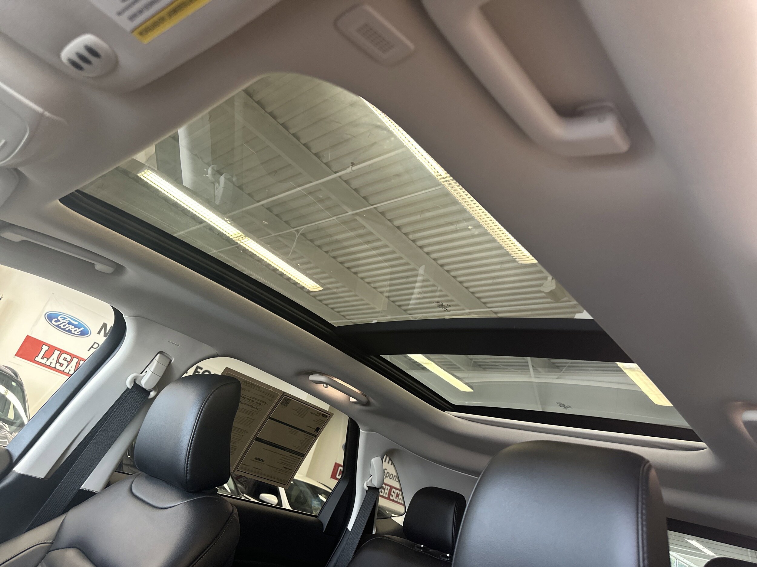 2022 Ford Edge SEL photo 4