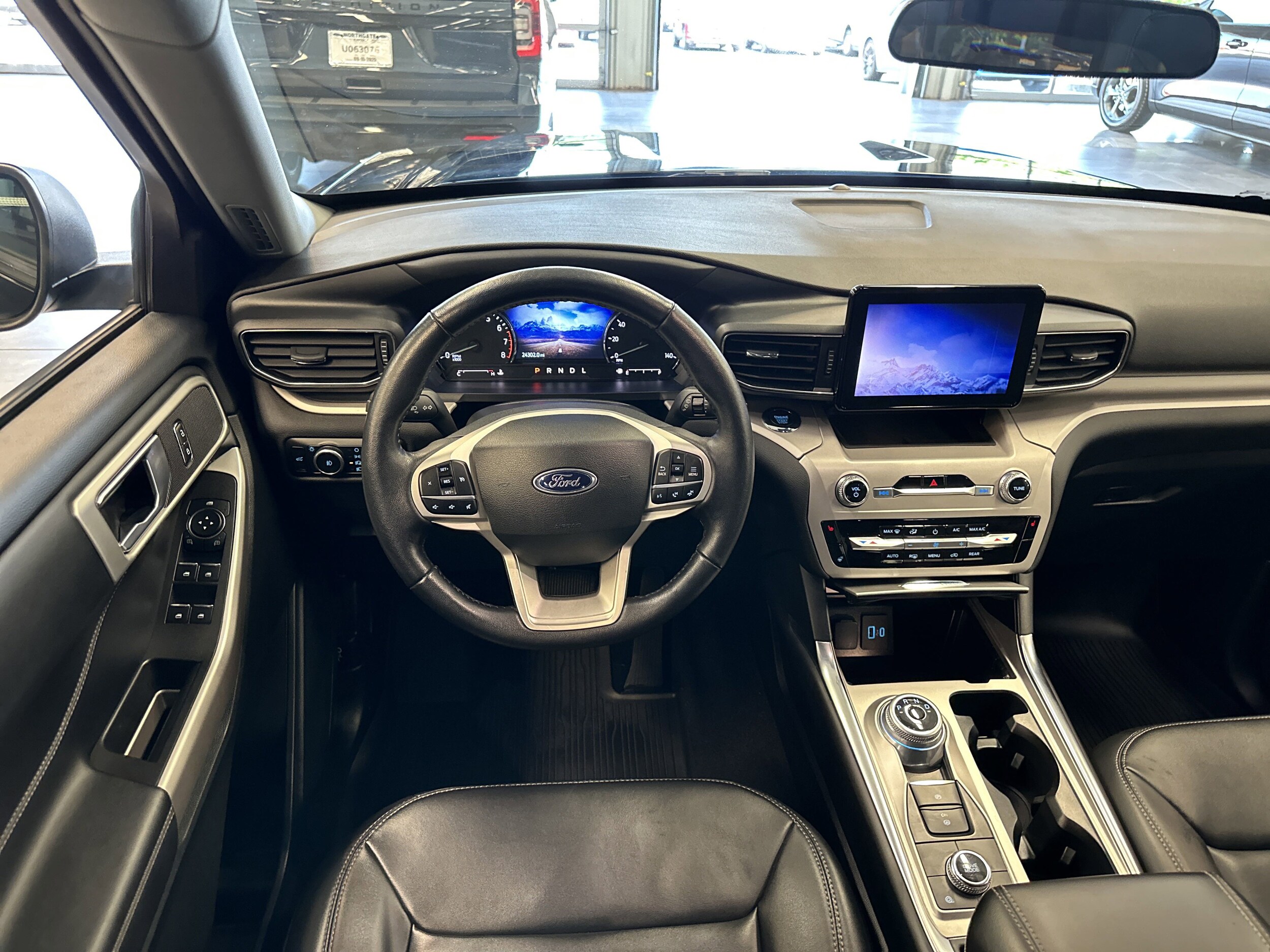 2023 Ford Explorer XLT photo 2