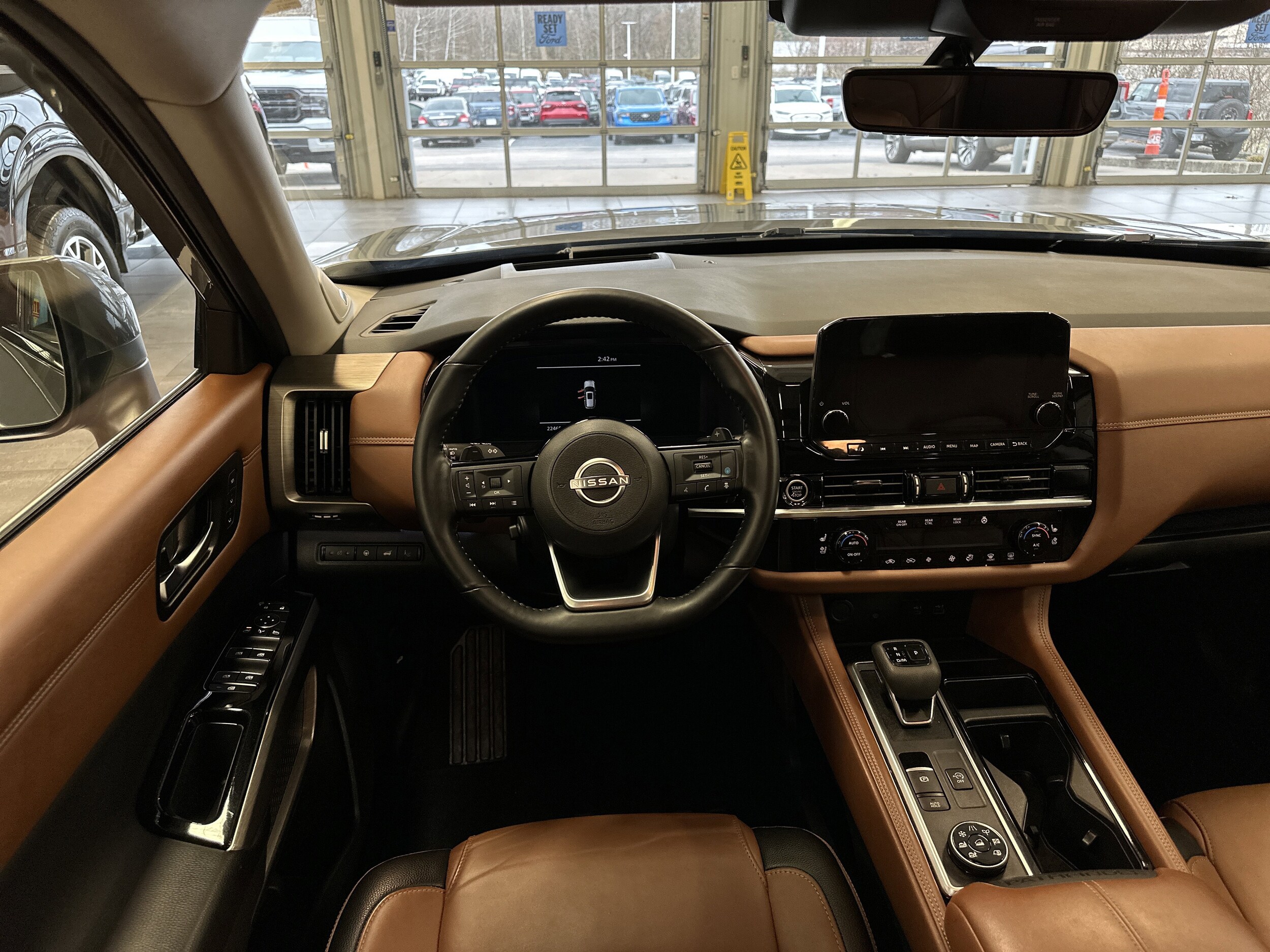 2023 Nissan Pathfinder Platinum photo 2