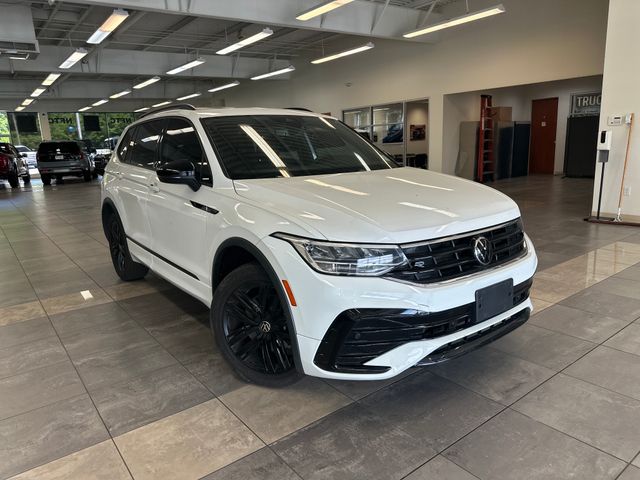 2022 Volkswagen Tiguan 2.0T SE R-Line Black 4Motion's photo
