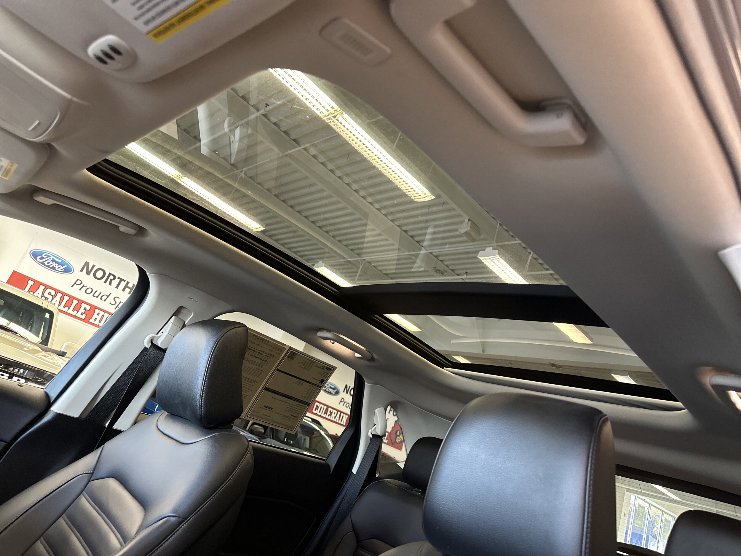 2022 Ford Edge SEL photo 4