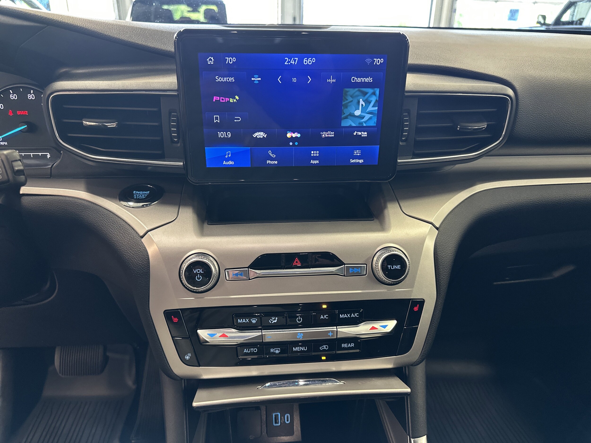 2022 Ford Explorer XLT photo 3
