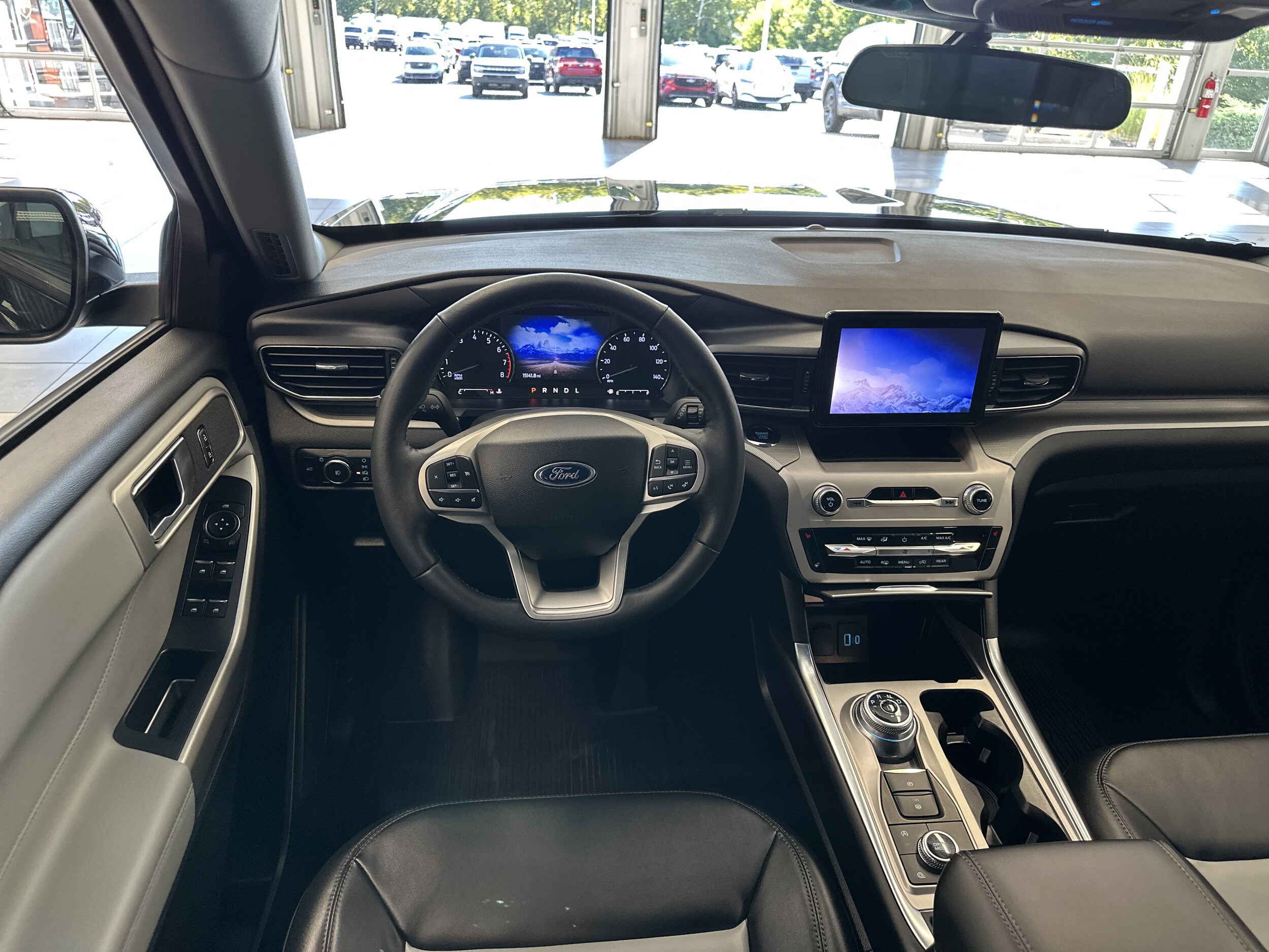 2023 Ford Explorer XLT photo 2