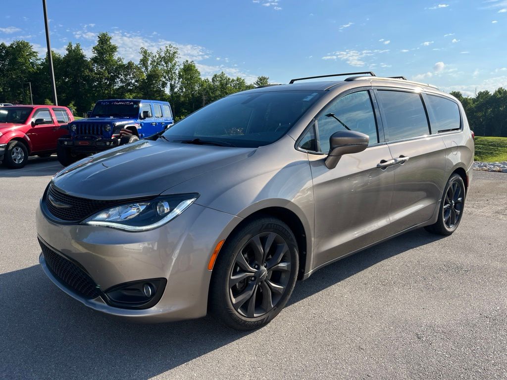 2018 Chrysler Pacifica Limited's photo
