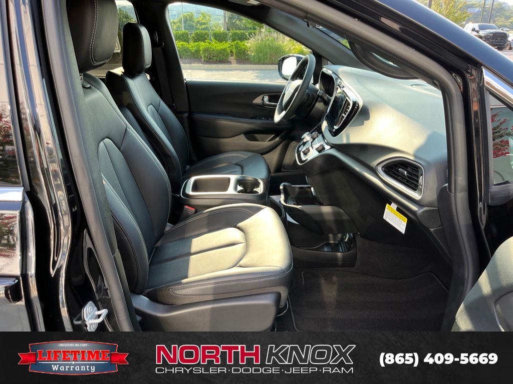 2026 Chrysler Voyager LX - Photo 25