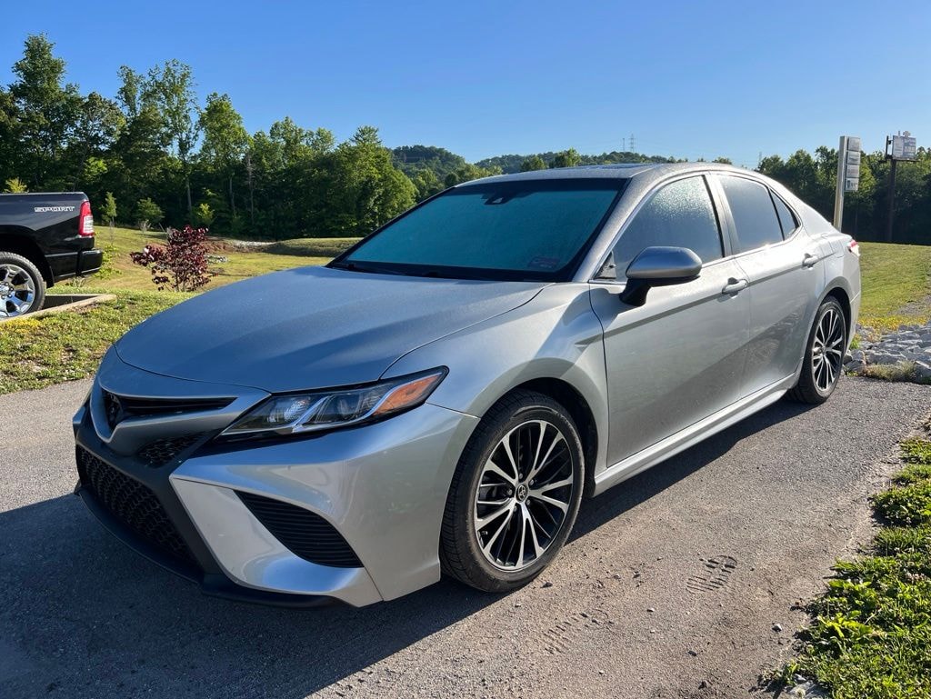 Used 2020 Toyota Camry SE Sedan