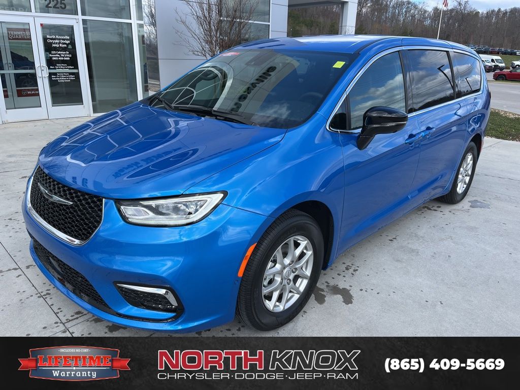 2026 Chrysler Pacifica Select's photo