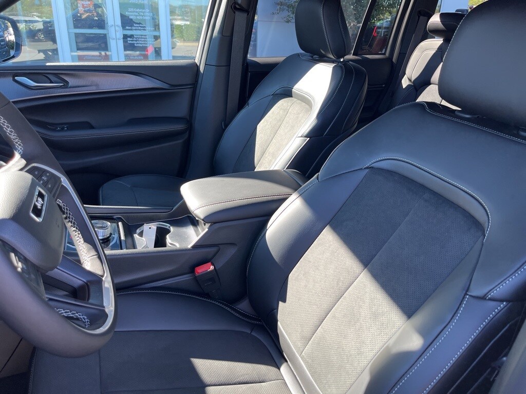 2025 Jeep Grand Cherokee Laredo Altitude photo 4