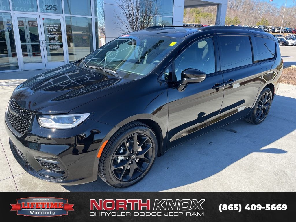 2026 Chrysler Pacifica Limited's photo