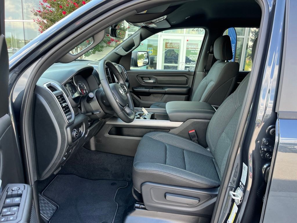 New 2026 Ram 1500 EXPRESS CREW CAB 4X4 5'7 BOX Pickup