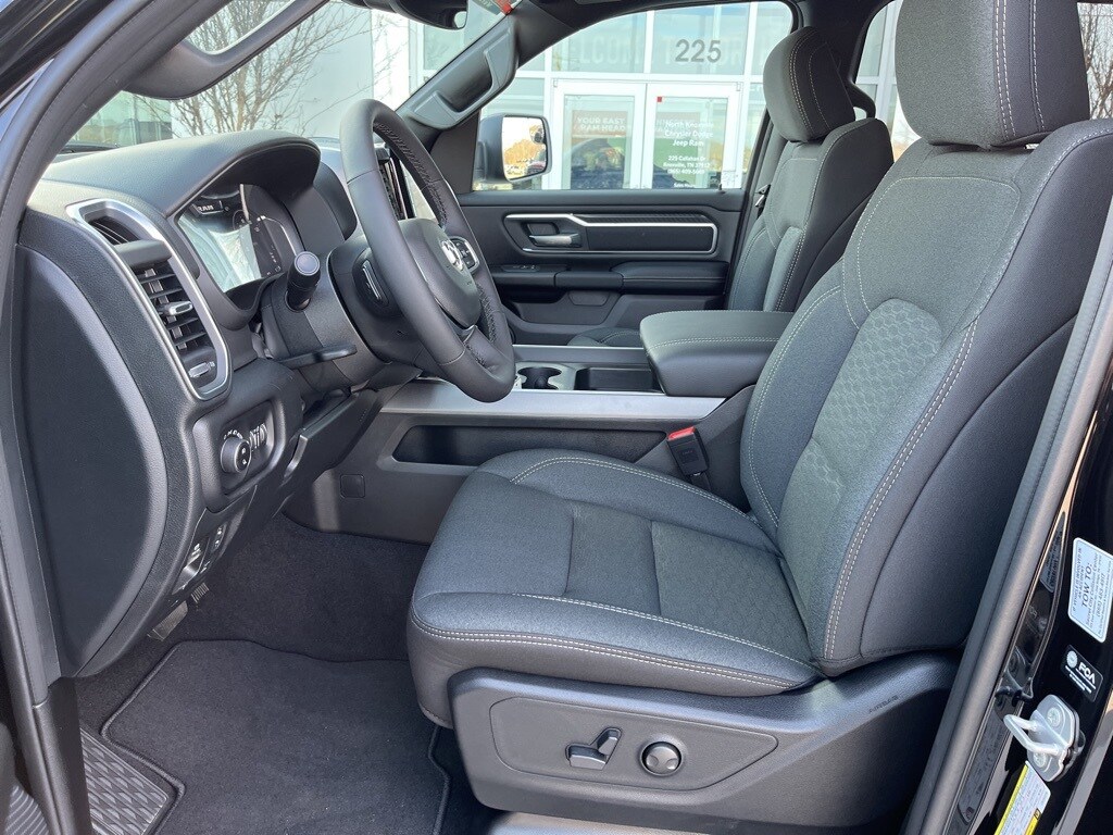 New 2026 Ram 1500 BIG HORN CREW CAB 4X4 6'4 BOX Pickup