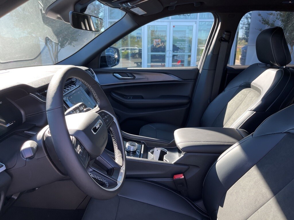 2025 Jeep Grand Cherokee Laredo Altitude photo 3