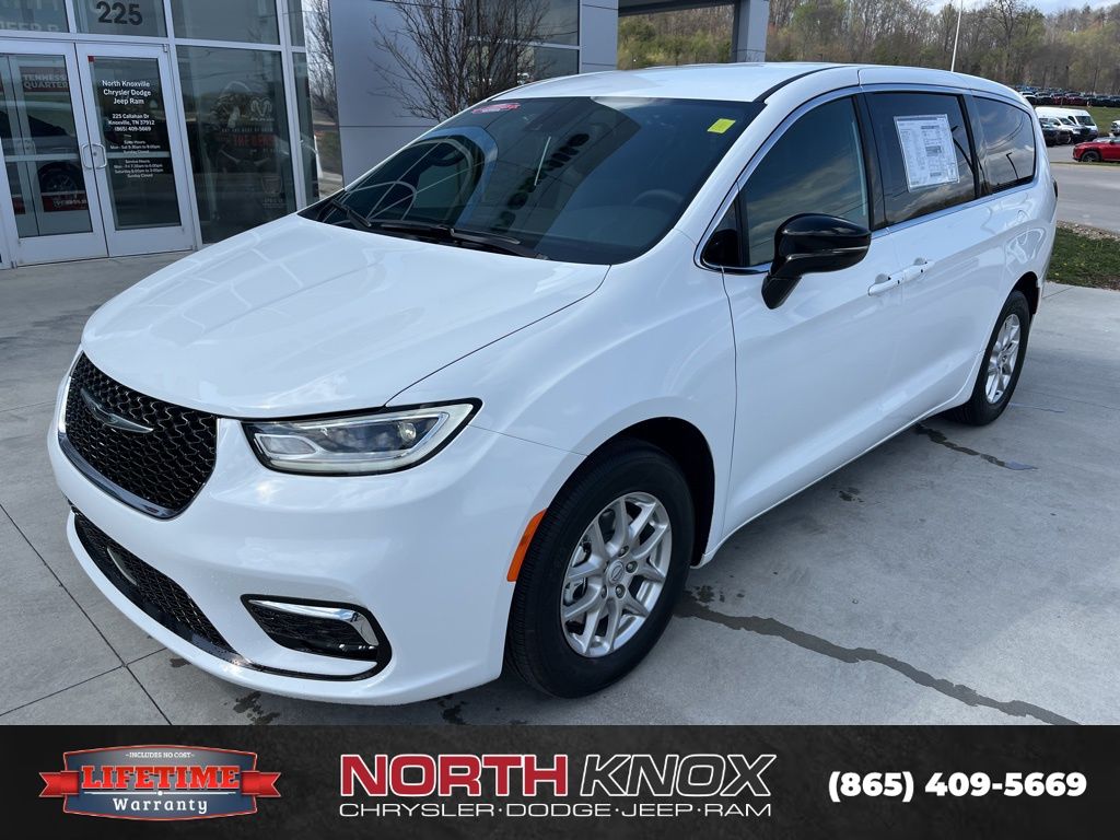 2026 Chrysler Pacifica Select's photo