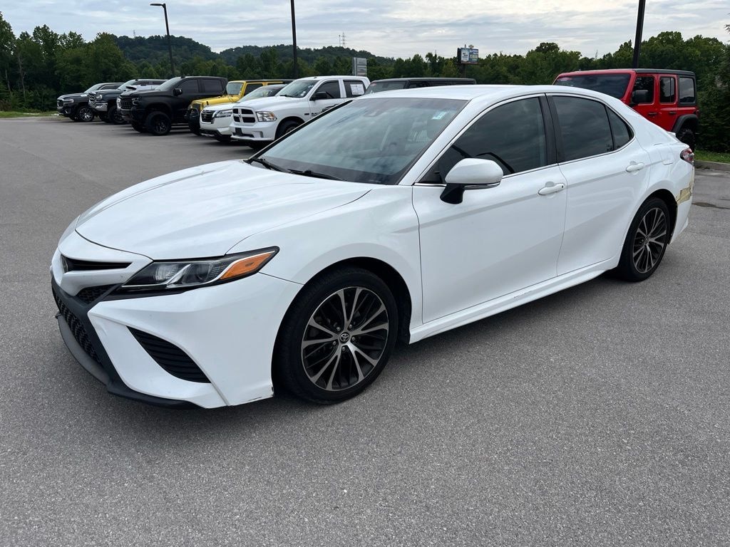 Used 2020 Toyota Camry SE Sedan