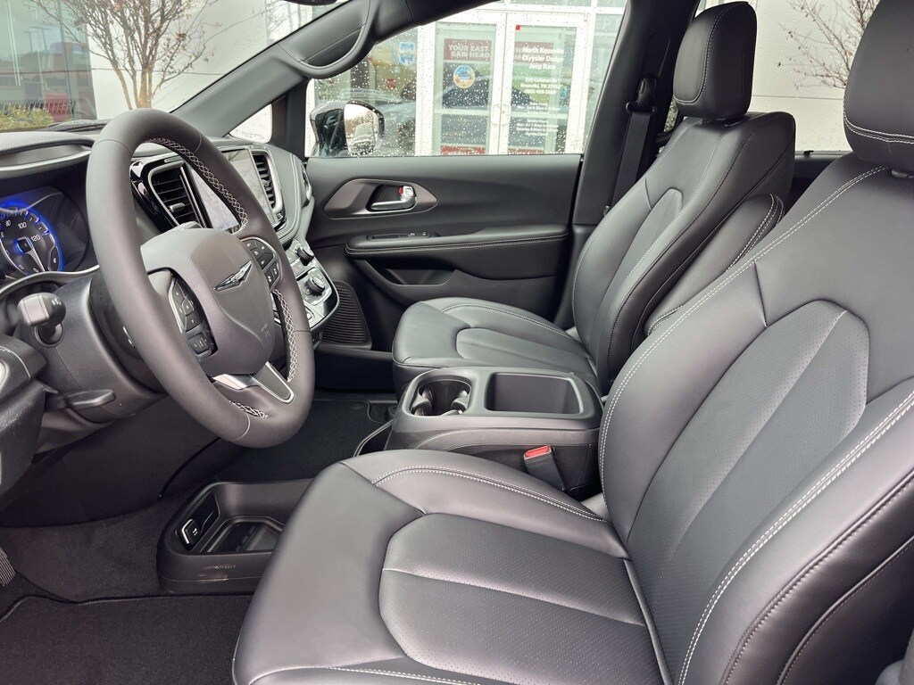 New 2026 Chrysler Pacifica SELECT Passenger Van