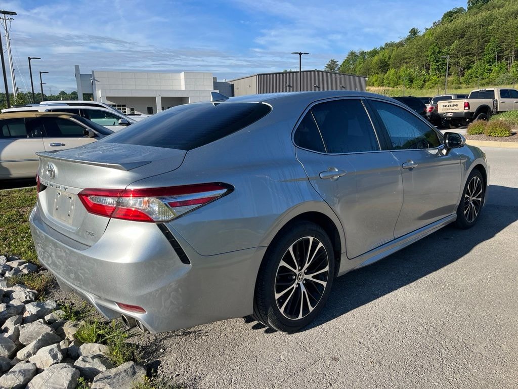 Used 2020 Toyota Camry SE Sedan