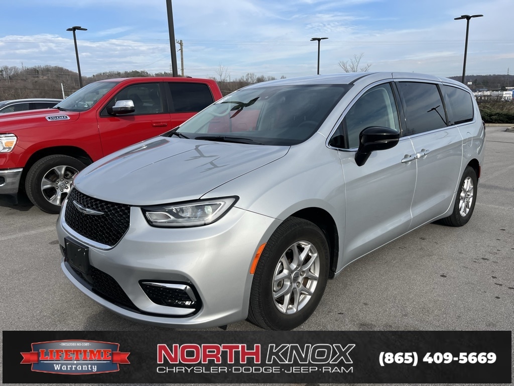 2024 Chrysler Pacifica Touring L's photo