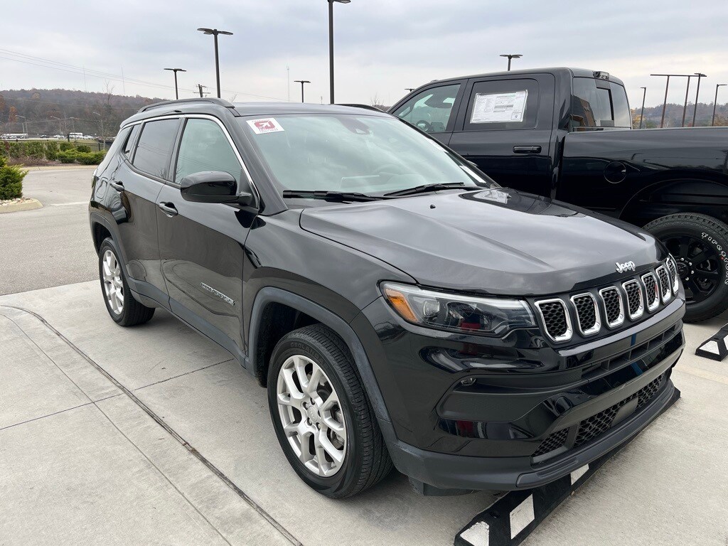 2023 Jeep Compass Latitude Lux photo 2