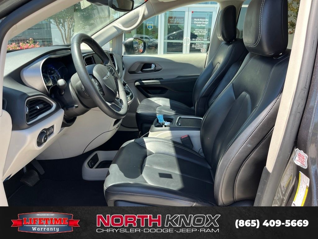 Used 2023 Chrysler Pacifica Touring L Minivan/Van