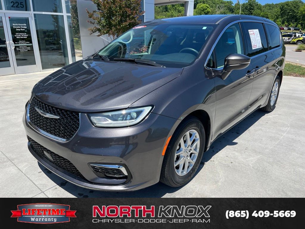 2023 Chrysler Pacifica Touring L's photo
