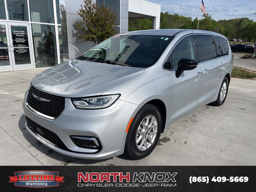 2024 Chrysler Pacifica Touring L's photo