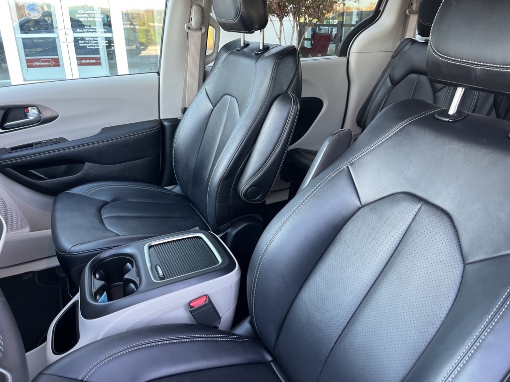 Used 2024 Chrysler Pacifica Touring L Minivan/Van