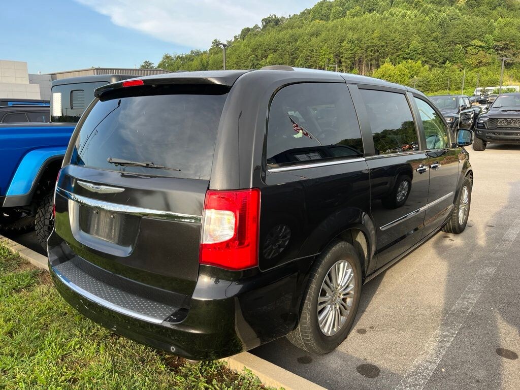 Used 2014 Chrysler Town & Country Touring-L Minivan/Van