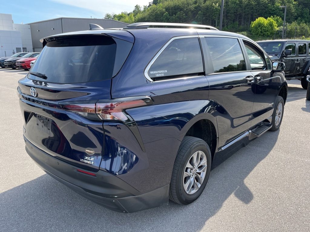 Used 2024 Toyota Sienna XLE Minivan/Van